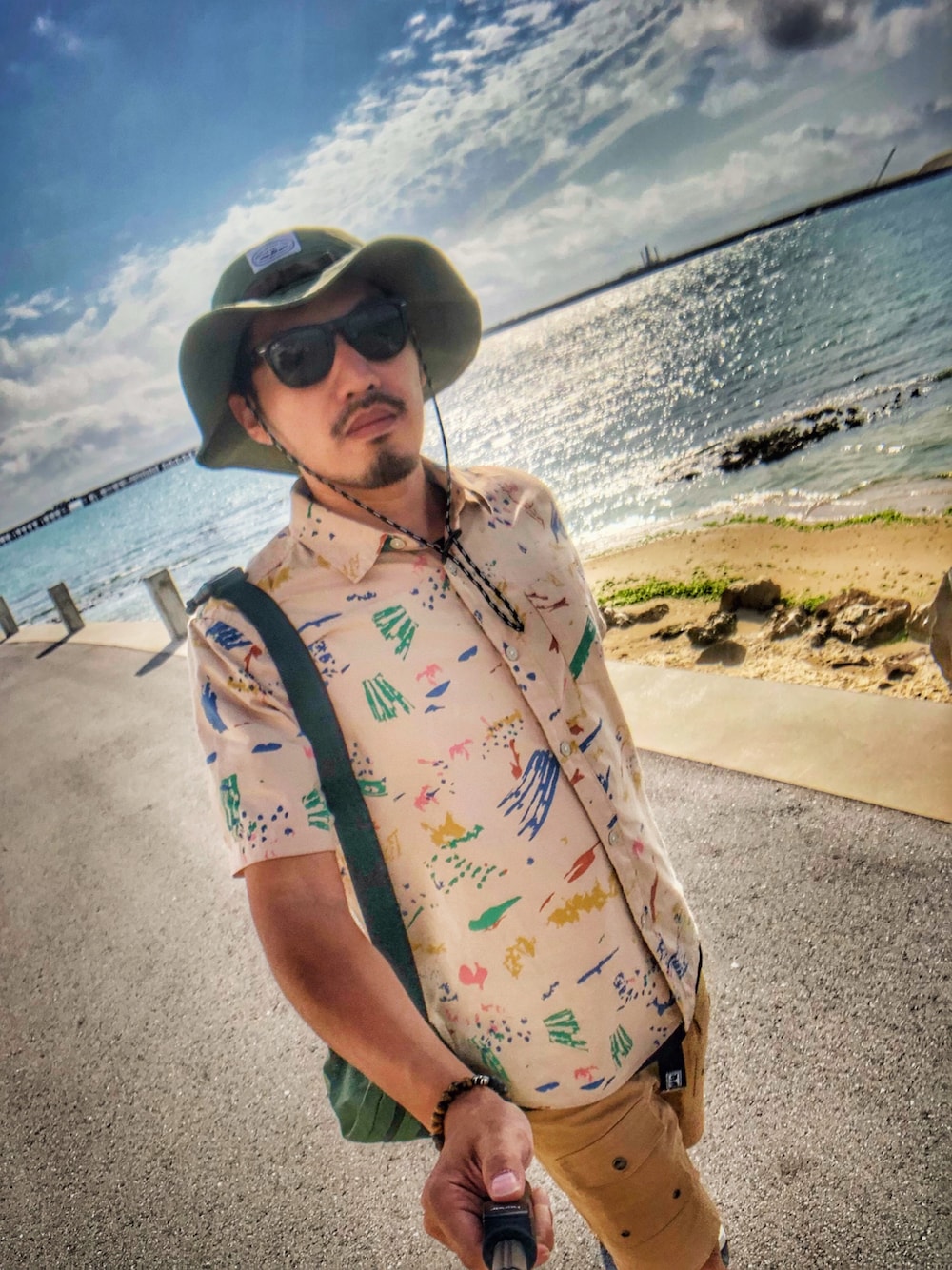 「OBEY、poler、POLeR OUTDOOR STAFF」｜「POLeR OUTDOOR STUFFのアイテム（サンバイザー、グリーン系）」を使った、Alexchenさん（メンズ・173cm）の春コーディネートの1枚目の写真