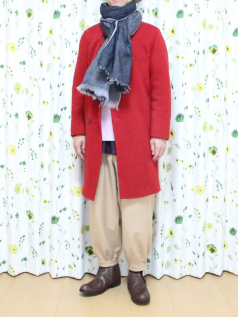 レッド系のチェスターコート、ピンク系のニット/セーター、レッド系のシャツ/ブラウスを着用したメンズの冬コーディネートの1枚目の写真