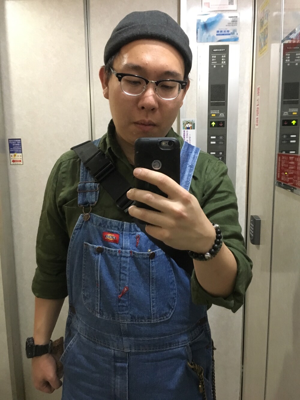 「Dickiesのアイテム（つなぎ/オールインワン、ブルー系）」を使った、林哲安さん（メンズ・175cm）の春コーディネートの1枚目の写真