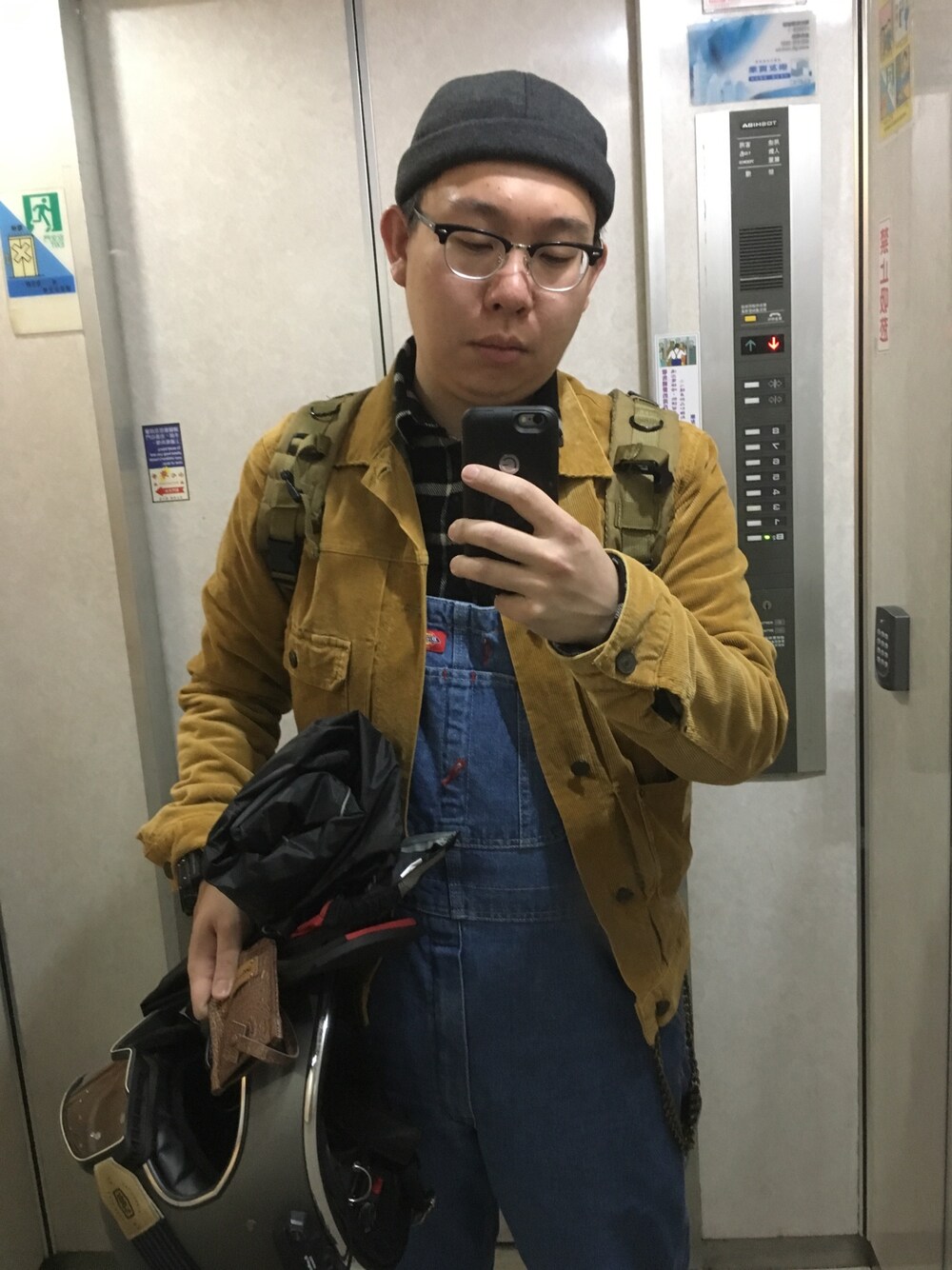 「Dickiesのアイテム（つなぎ/オールインワン、ブルー系）」を使った、林哲安さん（メンズ・175cm）の春コーディネートの1枚目の写真