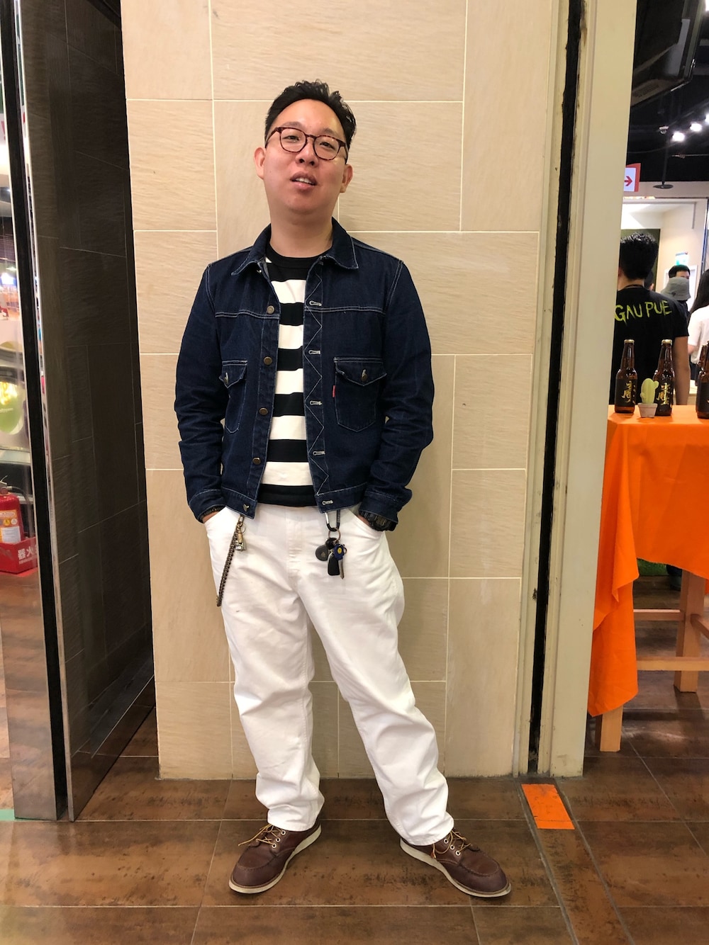 「BSSP Supply & Coのアイテム（デニムジャケット、ブルー系）」を使った、林哲安さん（メンズ・175cm）の夏コーディネートの1枚目の写真
