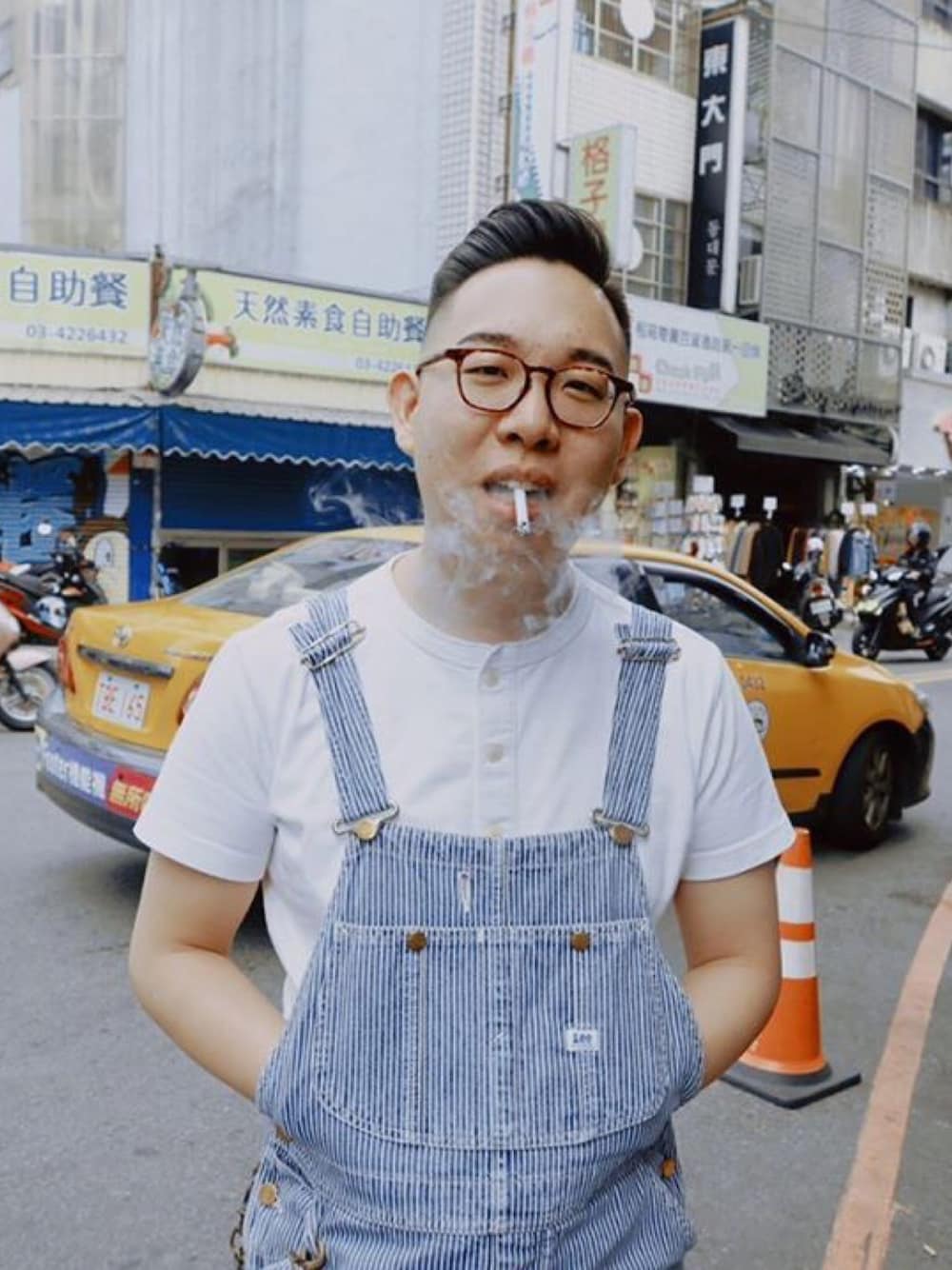「Leeのアイテム（つなぎ/オールインワン、ブルー系）」を使った、林哲安さん（メンズ・175cm）の春コーディネートの1枚目の写真