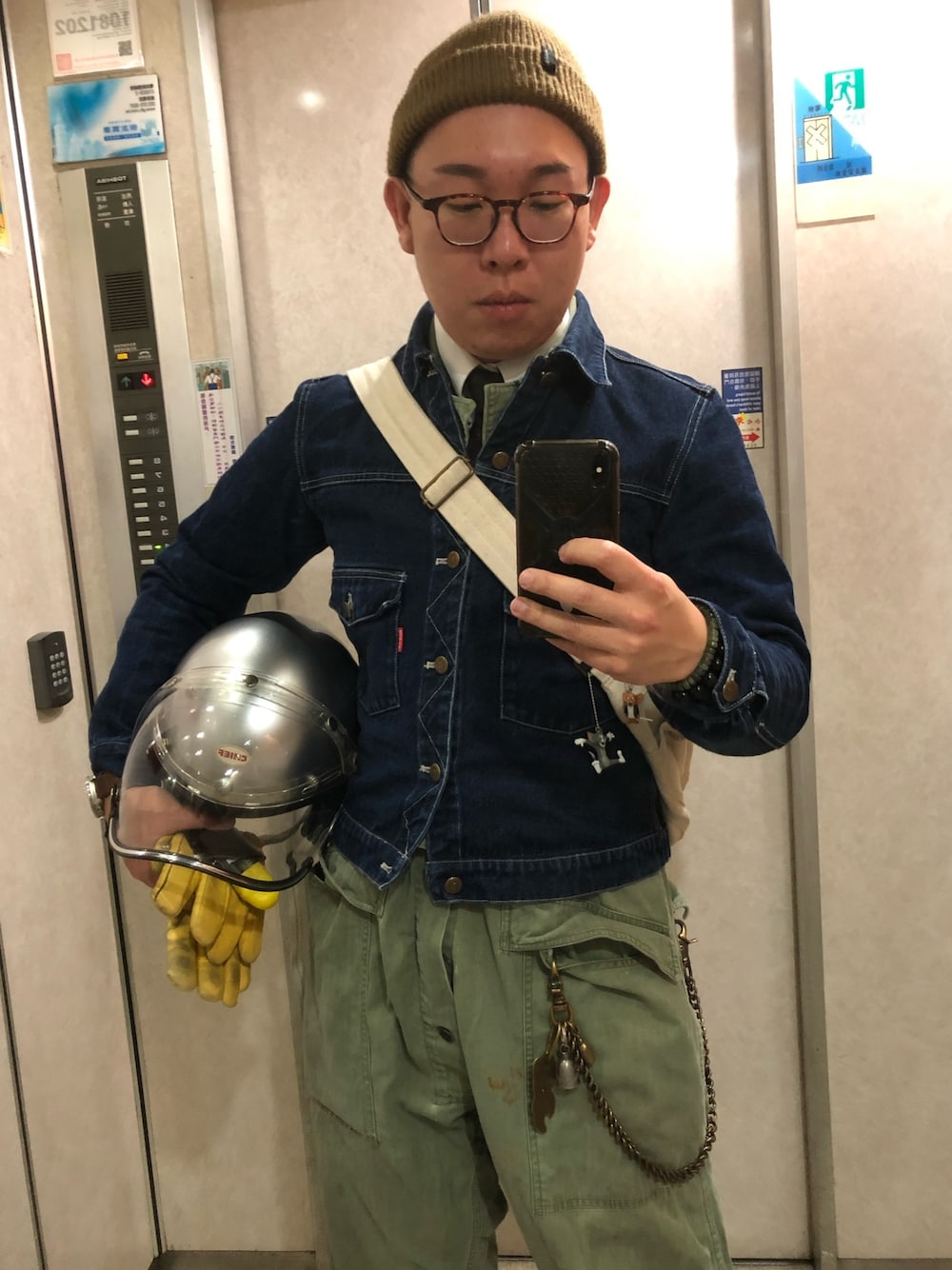 「BSSP Supply & Coのアイテム（デニムジャケット、ブルー系）」を使った、林哲安さん（メンズ・175cm）の春コーディネートの1枚目の写真