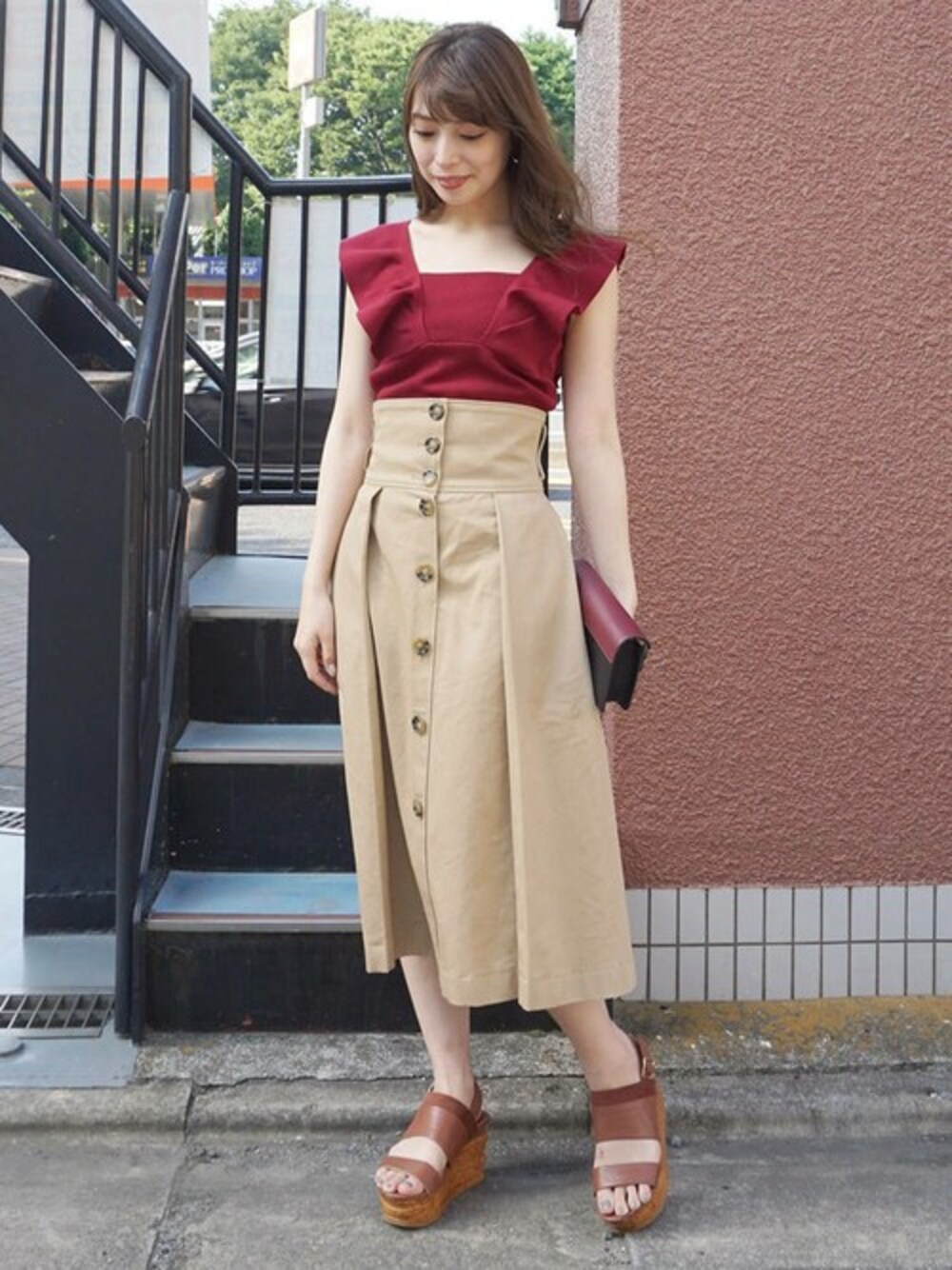 「MERCURYDUO(MERCURYDUO)、ハイウエストスカート、トレンチスカート、ラッフル袖」｜「MERCURYDUOのラッフルコンパクトニット（ニット/セーター、レッド系）」を使った、児玉亜由美さん（レディース・160cm）の夏コーディネートの1枚目の写真