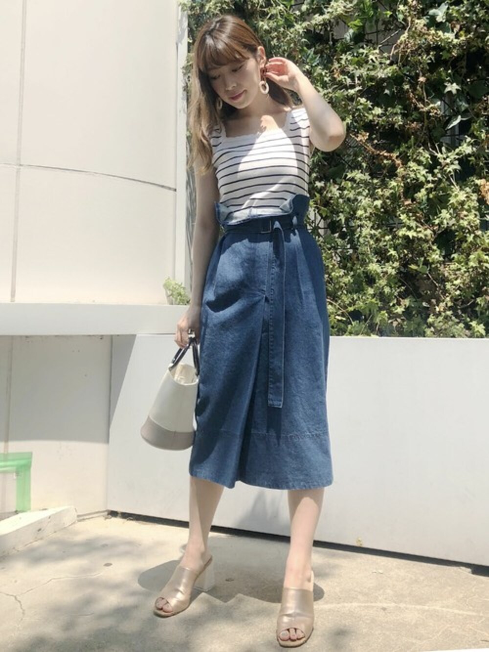 「スクエアネック(ネック)、デニムスカート、ボーダートップス、サマーニット、MERCURYDUO(MERCURYDUO)」｜「MERCURYDUOのスカラップスクエアネックニット（ニット/セーター、その他）」を使った、児玉亜由美さん（レディース・160cm）の夏コーディネートの1枚目の写真