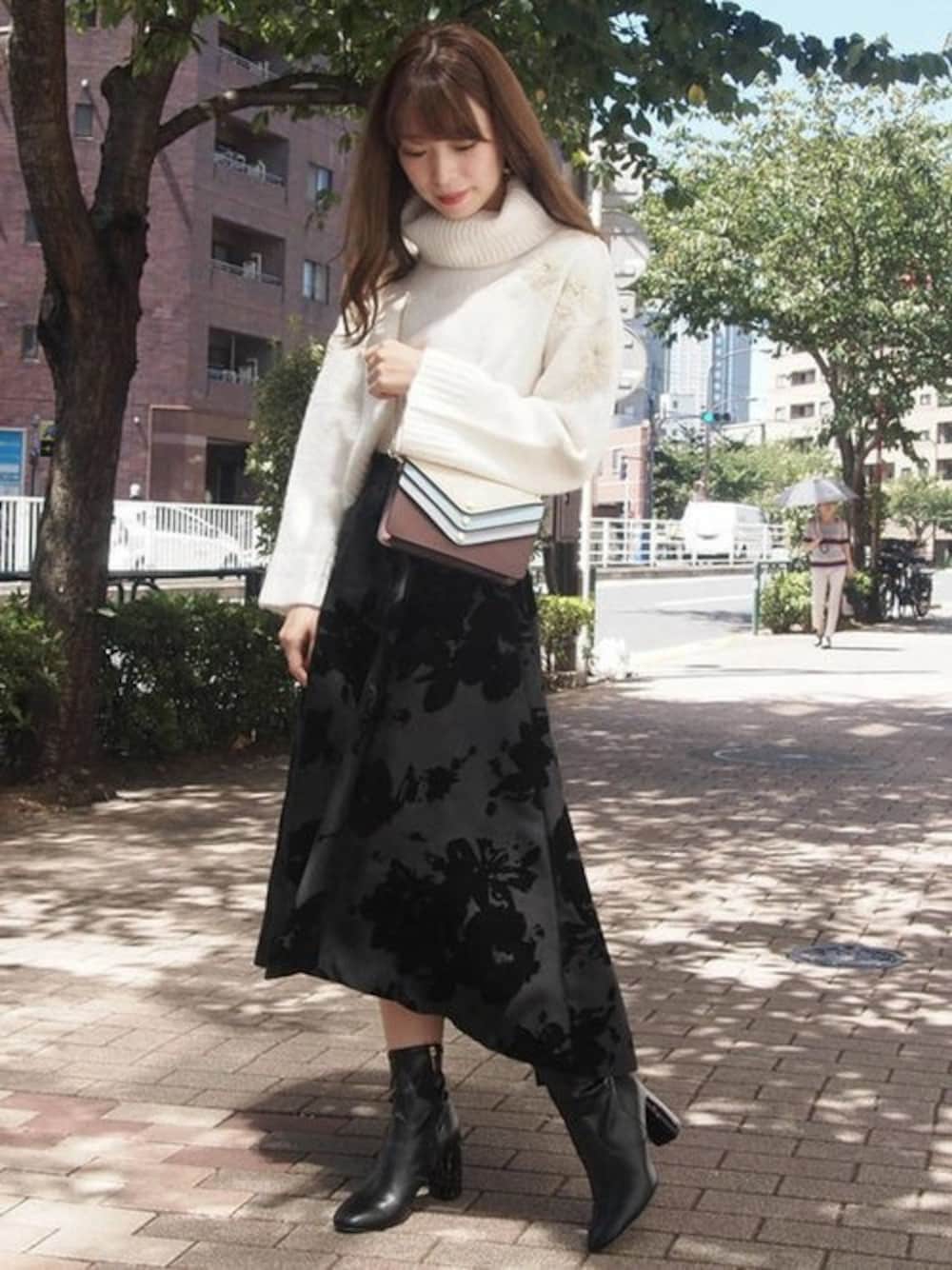 「フレアスカート、タートルネック、刺繍ニット、ホワイトニット、花柄スカート、MERCURYDUO(MERCURYDUO)、ハイウエストスカート」｜「MERCURYDUOのモール刺繍タートルニット（ニット/セーター、ホワイト系）」を使った、児玉亜由美さん（レディース・160cm）の秋コーディネートの1枚目の写真