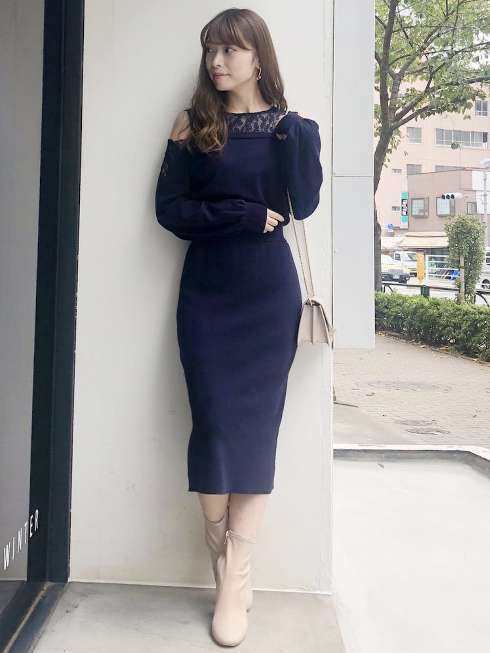 「MERCURYDUO(MERCURYDUO)、ニットアップ、レース切り替え、肩あき、ウエストマーク、秋服準備はじめました」｜「MERCURYDUOのレース切替オフショルニットワンピース（ワンピース、ブルー系）」を使った、児玉亜由美さん（レディース・160cm）の秋コーディネートの1枚目の写真