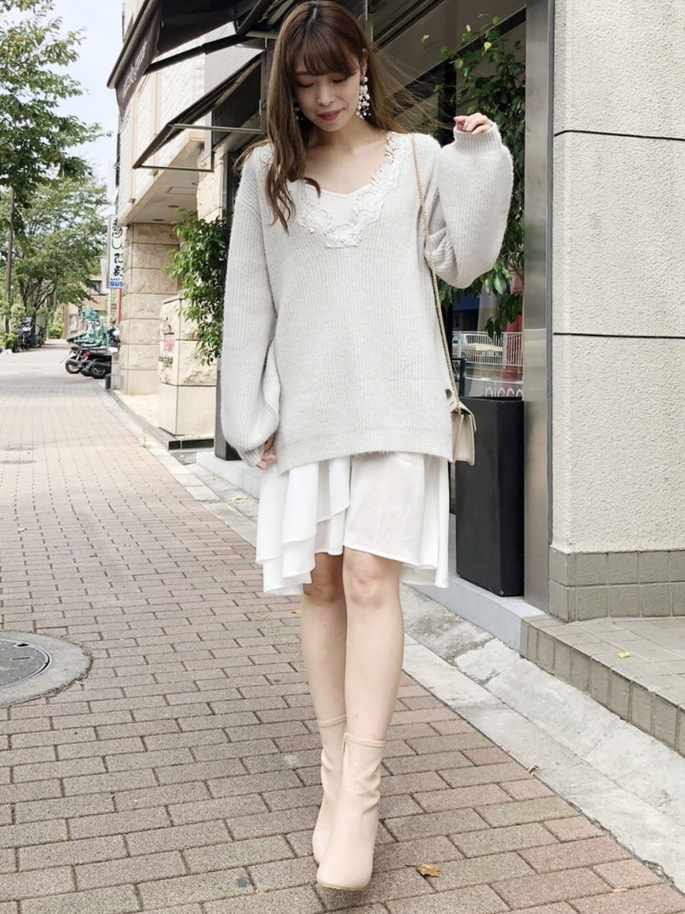 「MERCURYDUO(MERCURYDUO)、ニットワンビース、大人フェミニン、秋のコーデ、ニットワンピ、秋服、キレイめ、ラクチンコーデ、今日のコーデ」｜「MERCURYDUOのレース付畦編ドッキングニットワンピース（ワンピース、グレー系）」を使った、児玉亜由美さん（レディース・160cm）の秋コーディネートの1枚目の写真