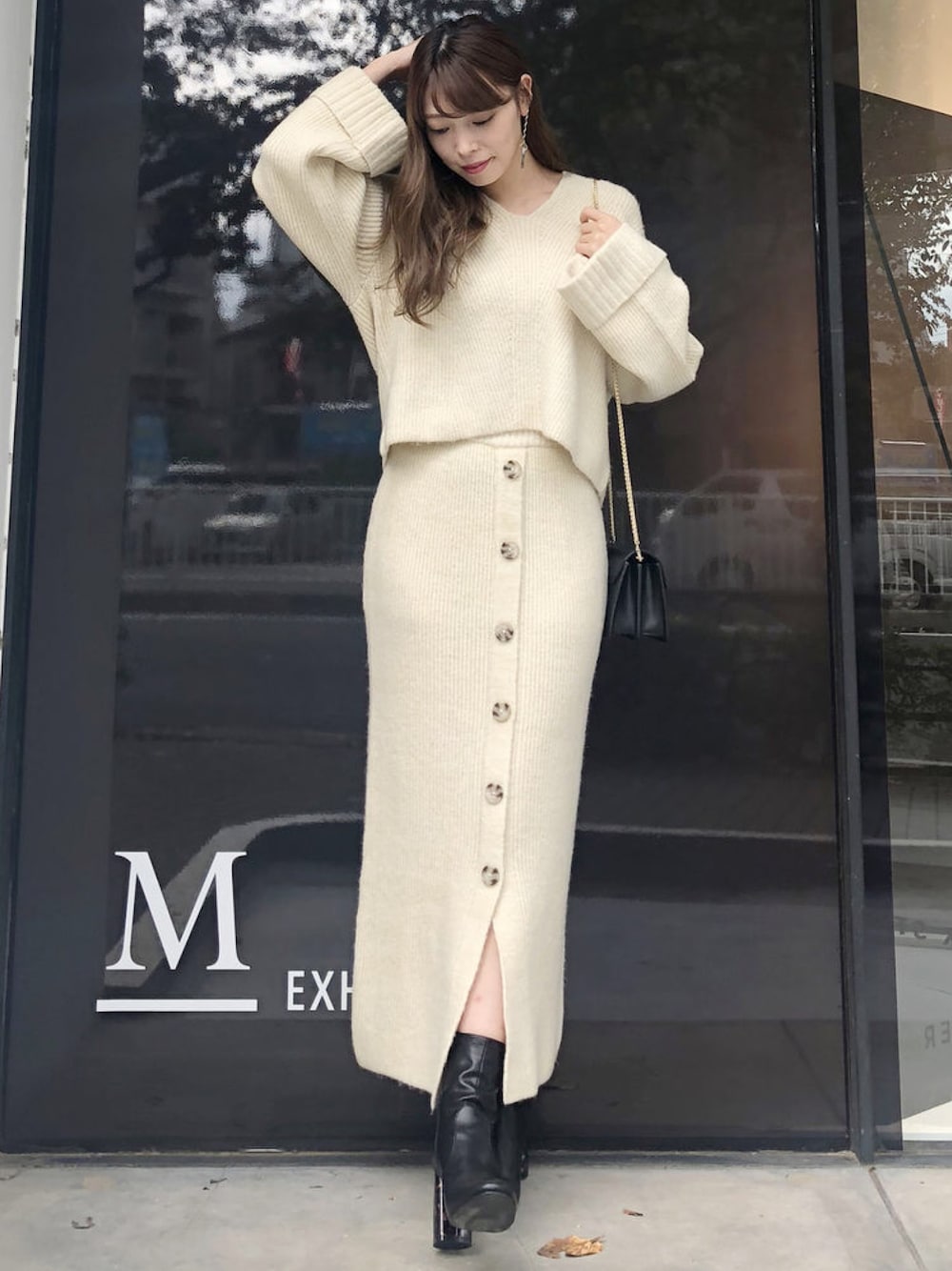 「セットアップ、ゆるニット、ニットワンピース、カジュアルコーデ、MERCURYDUO(MERCURYDUO)、フロントボタンスカート、フード付き、ニットセットアップ」｜「MERCURYDUOのフード付ニットセットアップ（ワンピース、ベージュ系）」を使った、児玉亜由美さん（レディース・160cm）の秋コーディネートの1枚目の写真