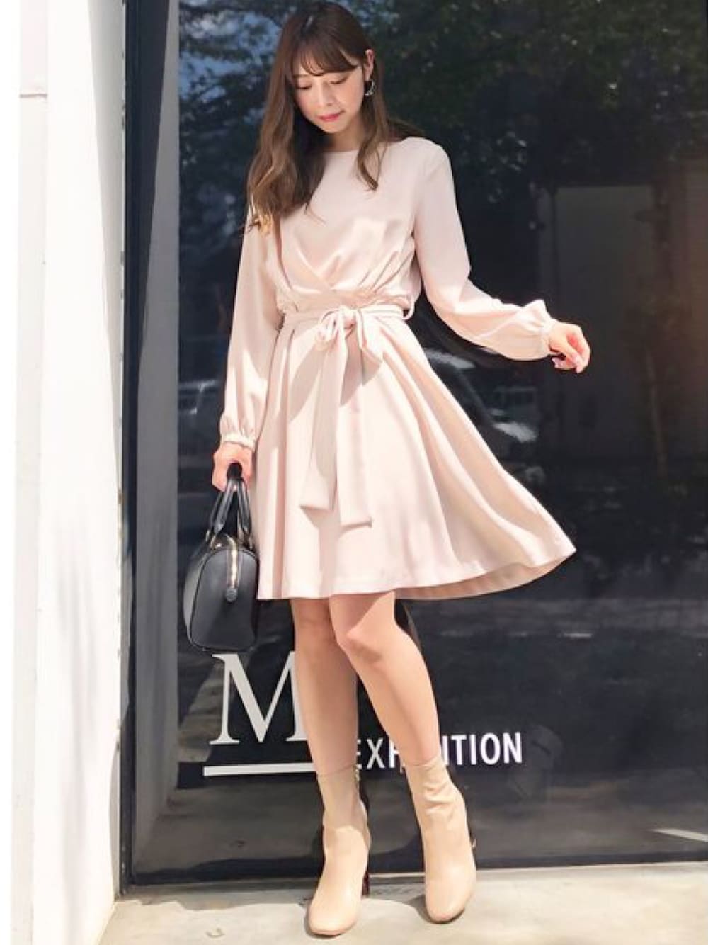 「ワンピース、ベージュ、パーティースタイル、結婚式、キレイめ、通勤コーデ、MERCURYDUO(MERCURYDUO)、フレアワンピース、ウエストリボン」｜「MERCURYDUOのフロントタックフレアワンピース（ワンピース、ベージュ系）」を使った、児玉亜由美さん（レディース・160cm）の秋コーディネートの1枚目の写真