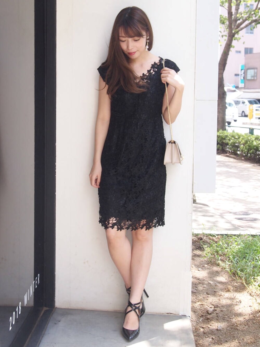 「MERCURYDUO(MERCURYDUO)、レースワンピース、ブラックコーデ、花柄ワンピース、総レース、キレイめ、大人コーデ、結婚式、二次会、オケージョン」｜「MERCURYDUOのケミカルレースIラインワンピース（ワンピース、ブラック系）」を使った、児玉亜由美さん（レディース・160cm）の秋コーディネートの1枚目の写真