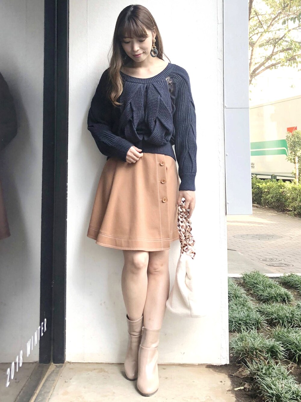 「ミニスカート、ゆるニット、MERCURYDUO(MERCURYDUO)、レーストップス、秋冬、ステッチ、ボリュームニット、レース切り替え」｜「MERCURYDUOのケーブル×レースニット（ニット/セーター、ブルー系）」を使った、児玉亜由美さん（レディース・160cm）の秋コーディネートの1枚目の写真