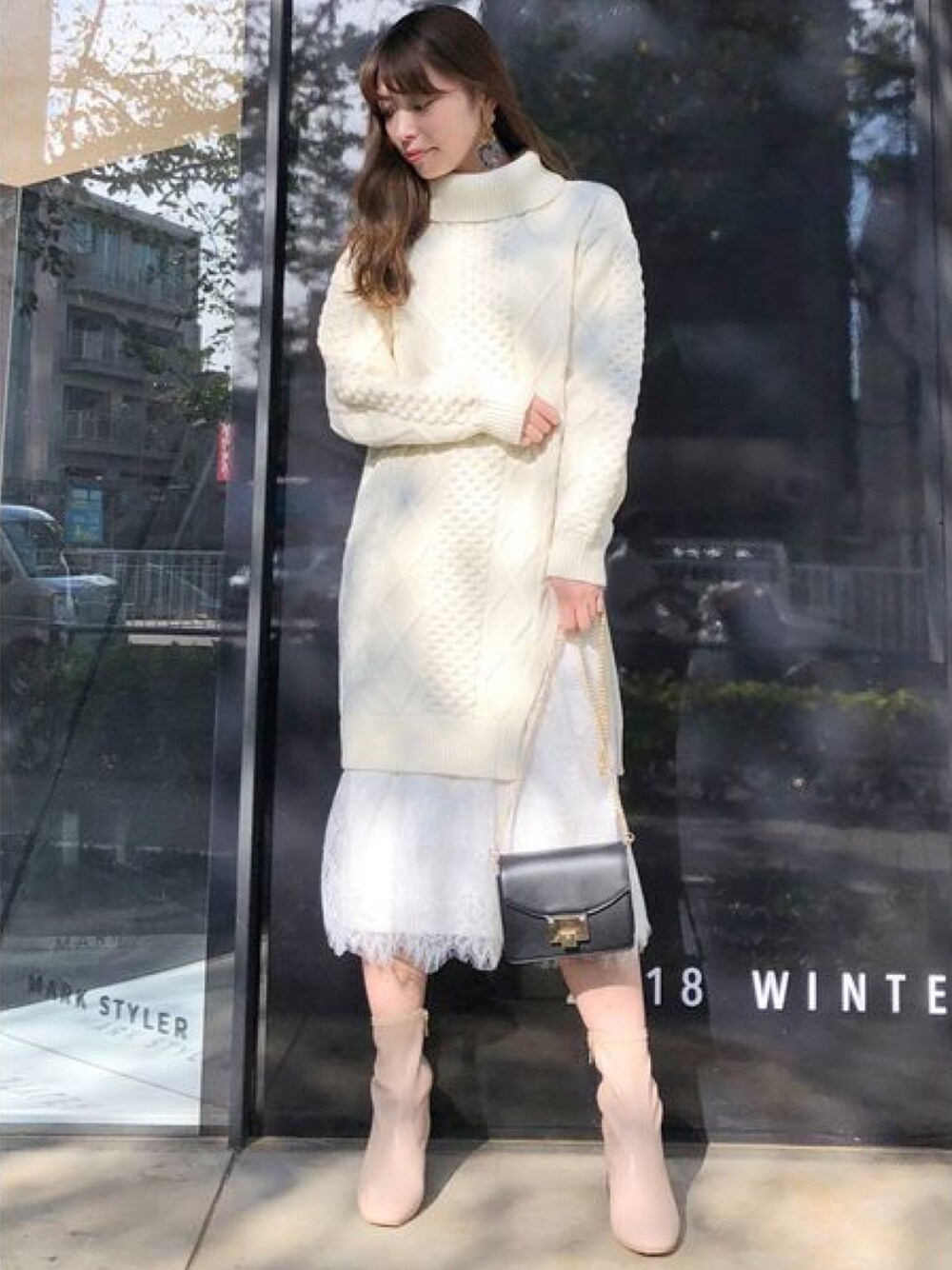 「タートルニット、ケーブルニット、タートルネック、白ニット、ロングワンピース、MERCURYDUO(MERCURYDUO)、白ワンピース、裾レース、タートルネックワンピース」｜「MERCURYDUOのサイド切替レースドッキングタートルニットワンピ（ワンピース、ホワイト系）」を使った、児玉亜由美さん（レディース・160cm）の秋コーディネートの1枚目の写真