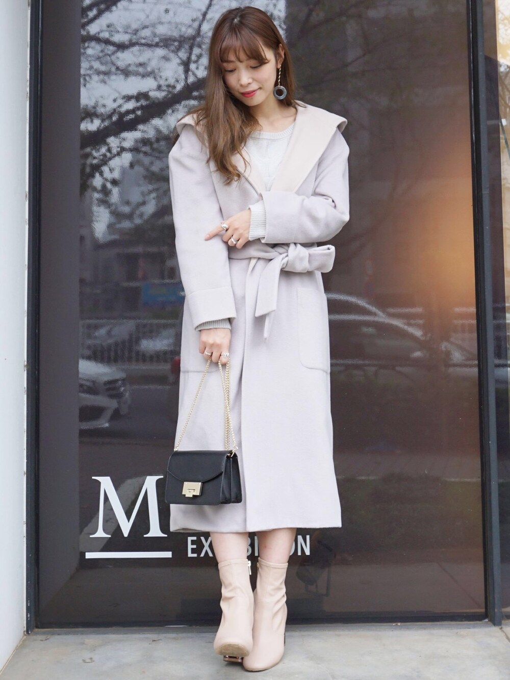 「大人フェミニン、フード付きアウター、MERCURYDUO(MERCURYDUO)、ワントーンコーデ、ガウンコート、ウエストリボン、ニットワンピース」｜「MERCURYDUOの配色ガウンコート（その他アウター、グレー系）」を使った、児玉亜由美さん（レディース・160cm）の秋コーディネートの1枚目の写真