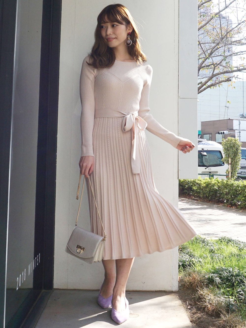 「きれいめコーディネート、プリーツスカート、MERCURYDUO(MERCURYDUO)、フレアワンピース、大人フェミニン、ウエストリボン、プリーツワンピース、ビスチェ風、ニットプリーツスカート」｜「MERCURYDUOのレイヤードビスチェ風リブニットワンピース（ワンピース、ベージュ系）」を使った、児玉亜由美さん（レディース・160cm）の秋コーディネートの1枚目の写真