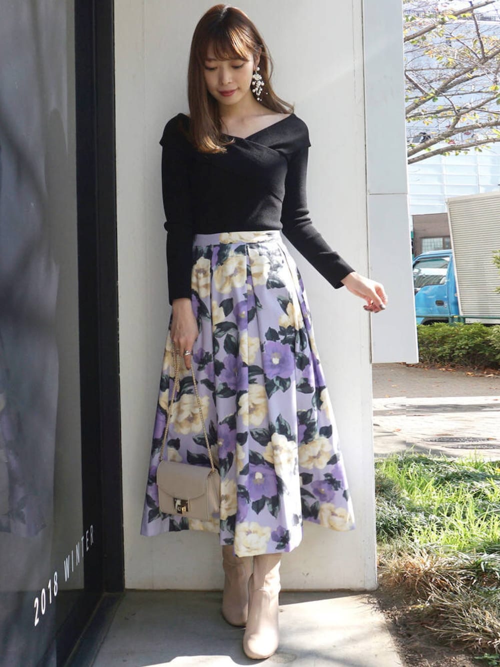 ブラック系のニット/セーター、パープル系のスカート、ベージュ系のブーツを着用したレディースの冬コーディネートの1枚目の写真