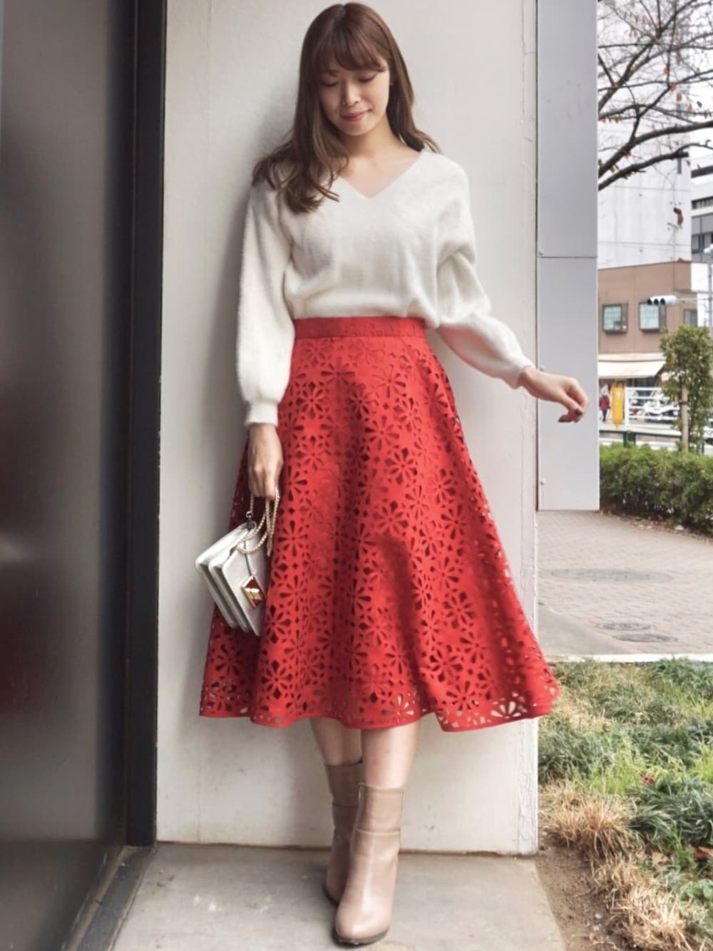 「フレアスカート、きれいめコーディネート、クリスマスカラー、ふわふわニット、白×赤、シャギーニット、MERCURYDUO(MERCURYDUO)、トマトカラー」｜「MERCURYDUOのミニシャギーVネックニット（ニット/セーター、ホワイト系）」を使った、児玉亜由美さん（レディース・160cm）の冬コーディネートの1枚目の写真