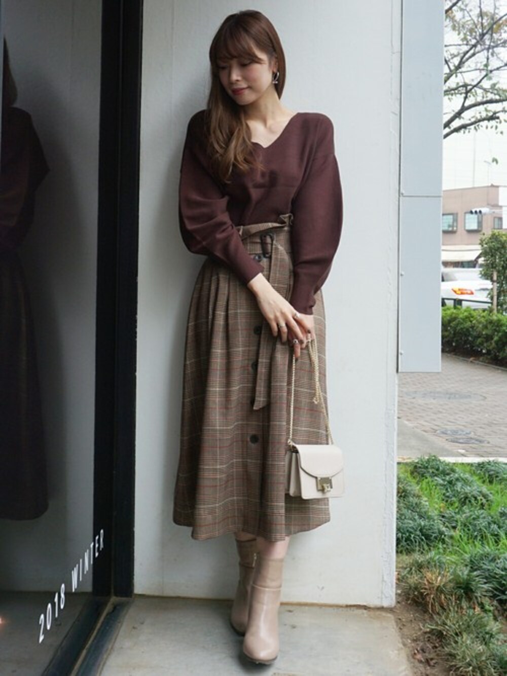 「大人カジュアル、大人コーデ、チェックスカート、MERCURYDUO(MERCURYDUO)、ブラウンコーデ、ハイウエストスカート、ブラウンニット」｜「MERCURYDUOのチェック柄トレンチロングスカート（スカート、ブラウン系）」を使った、児玉亜由美さん（レディース・160cm）の冬コーディネートの1枚目の写真