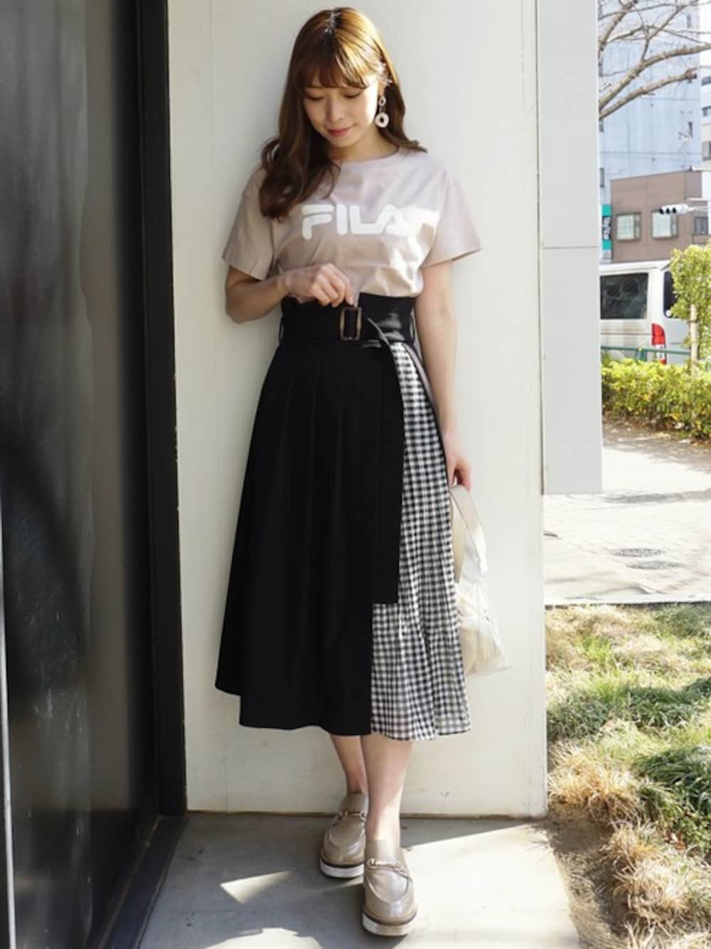「ベージュ、大人カジュアル、スポーツミックス、カジュアルミックス、MERCURYDUO(MERCURYDUO)、ギンガムチェックスカート、ハイウエストスカート、FILA Tシャツ、ドッキングスカート、FILA×MERCURYDUO」｜「MERCURYDUOの【FILA×MERCURYDUO】ロゴTシャツ（Tシャツ/カットソー、ベージュ系）」を使った、児玉亜由美さん（レディース・160cm）の冬コーディネートの1枚目の写真
