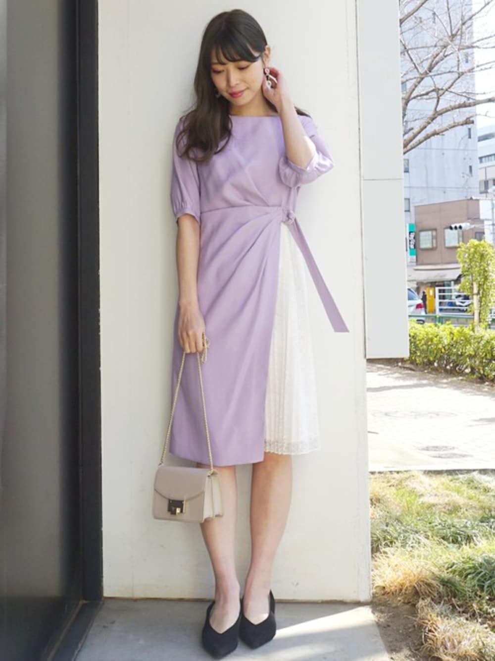 「ワンピース、結婚式、オケージョン、パステルカラー、結婚式二次会スタイル、MERCURYDUO(MERCURYDUO)、結婚式コーデ、大人フェミニン、スタッフセンバツ」｜「MERCURYDUOのレースプリーツ切替Iラインワンピース（ドレス、パープル系）」を使った、児玉亜由美さん（レディース・160cm）の冬コーディネートの1枚目の写真
