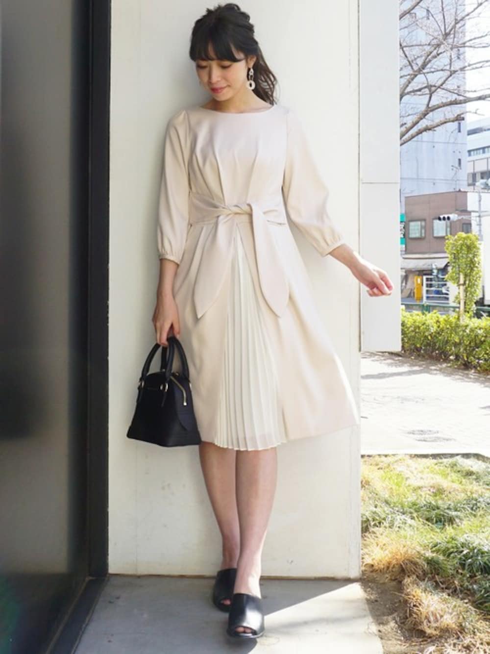 「ワンピース、結婚式、オケージョン、結婚式二次会スタイル、通勤コーデ、MERCURYDUO(MERCURYDUO)、ウエストリボン、きれいめワンピース」｜「MERCURYDUOのフロントプリーツ切替ウエストマークワンピース（ワンピース、ベージュ系）」を使った、児玉亜由美さん（レディース・160cm）の冬コーディネートの1枚目の写真