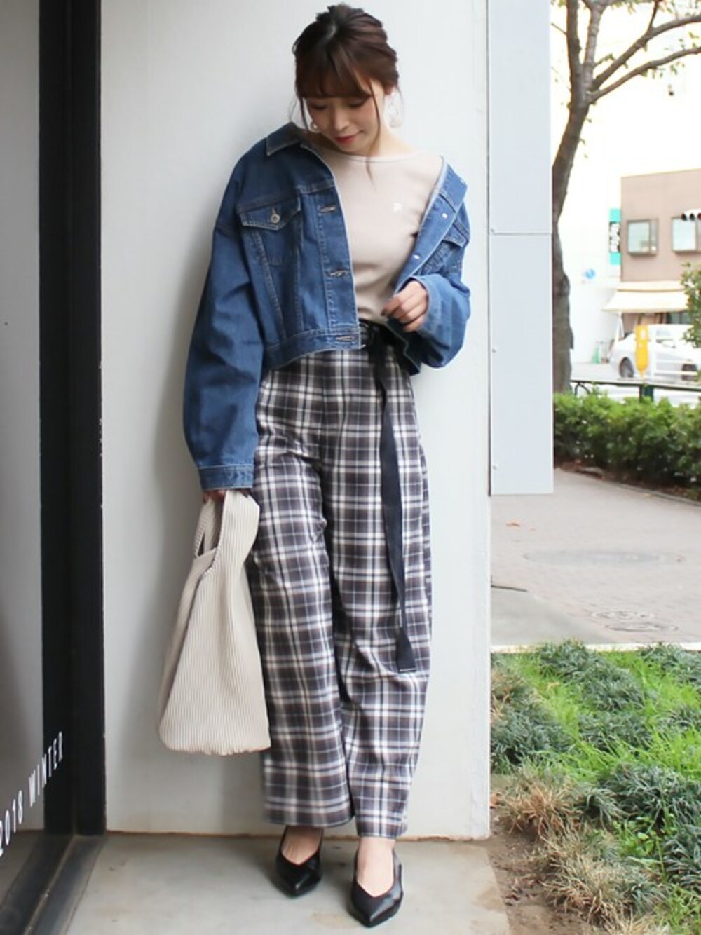 「Gジャン、チェックパンツ、FILA、カジュアルミックス、カジュアルコーデ、MERCURYDUO(MERCURYDUO)、抜き襟、FILA×MERCURYDUO」｜「MERCURYDUOの抜き襟Gジャン（デニムジャケット、ブルー系）」を使った、児玉亜由美さん（レディース・160cm）の冬コーディネートの1枚目の写真