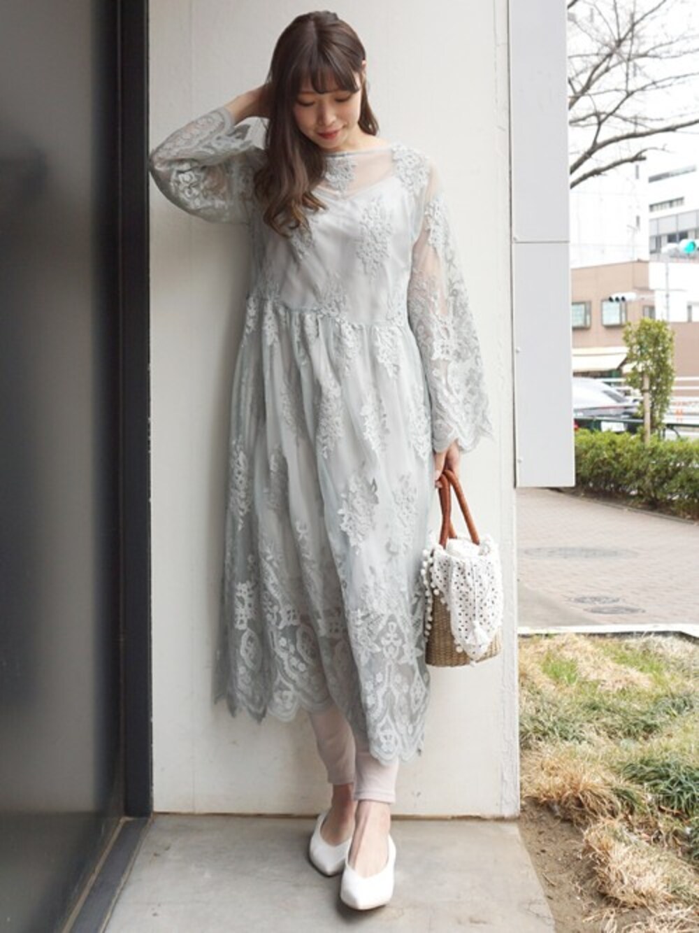 「レギンス、きれいめコーディネート、カジュアルミックス、レースワンピース、MERCURYDUO(MERCURYDUO)、フェミニン×カジュアル、大人フェミニン、レースガウン、リブレギンス」｜「MERCURYDUOのチュール刺繍ギャザーガウン（ワンピース、グリーン系）」を使った、児玉亜由美さん（レディース・160cm）の春コーディネートの1枚目の写真