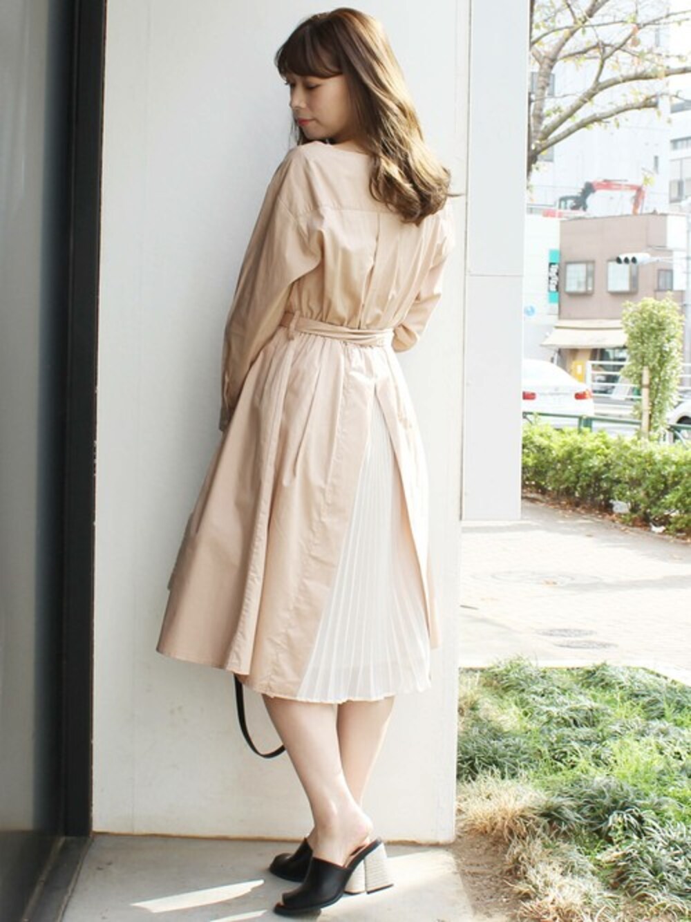 「通勤コーデ、MERCURYDUO(MERCURYDUO)、バックスタイル、大人フェミニン、ウエストリボン、プリーツワンピース、きれいめワンピース」｜「MERCURYDUOのコットンツイルバックプリーツシャツワンピース（シャツワンピース、ベージュ系）」を使った、児玉亜由美さん（レディース・160cm）の春コーディネートの1枚目の写真