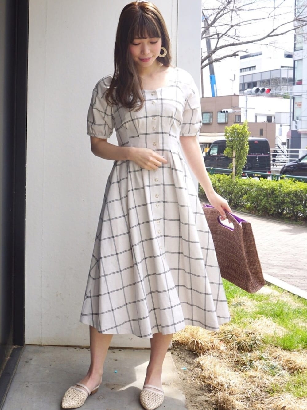 「ワンピース、シャツワンピース、きれいめカジュアル、チェックワンピース、フェミニンスタイル、ロングワンピース、MERCURYDUO(MERCURYDUO)、大人ガーリー、大人フェミニン、キレイめワンピ」｜「MERCURYDUOの格子チェックレイヤードドッキングシャツワンピース（ワンピース、ホワイト系）」を使った、児玉亜由美さん（レディース・160cm）の春コーディネートの1枚目の写真
