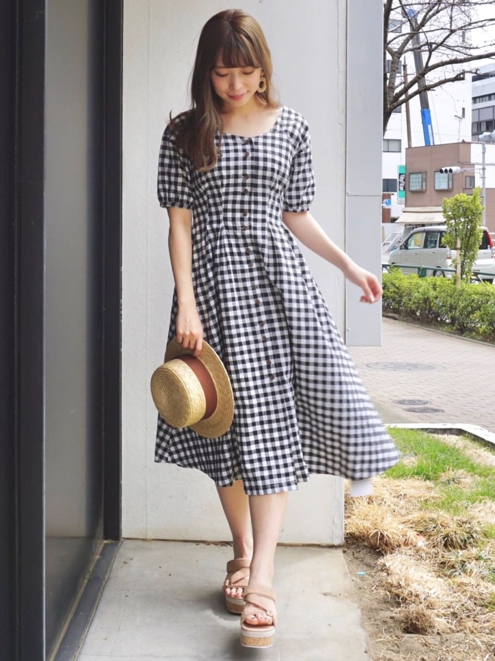 「ワンピース、シャツワンピース、ギンガムチェック、バックリボン、ウエストマーク、フェミニンスタイル、ロングワンピース、MERCURYDUO(MERCURYDUO)、ギンガムチェックワンピース、大人フェミニン」｜「MERCURYDUOのギンガムレイヤードドッキングシャツワンピース（ワンピース、ブラック系）」を使った、児玉亜由美さん（レディース・160cm）の春コーディネートの1枚目の写真