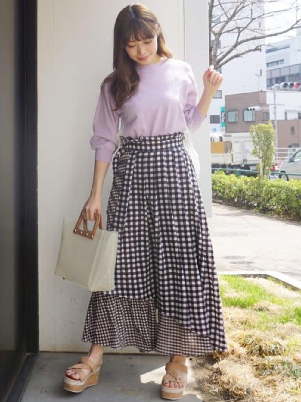 「MERCURYDUO(MERCURYDUO)、大人フェミニン、フェミニン×カジュアル、ギンガムチェック、プリーツパンツ、バックプリーツ、バックデザイン、フレアパンツ、pvcバッグ、クリアバッグ」｜「MERCURYDUOのバックプリーツニット（ニット/セーター、パープル系）」を使った、児玉亜由美さん（レディース・160cm）の春コーディネートの1枚目の写真