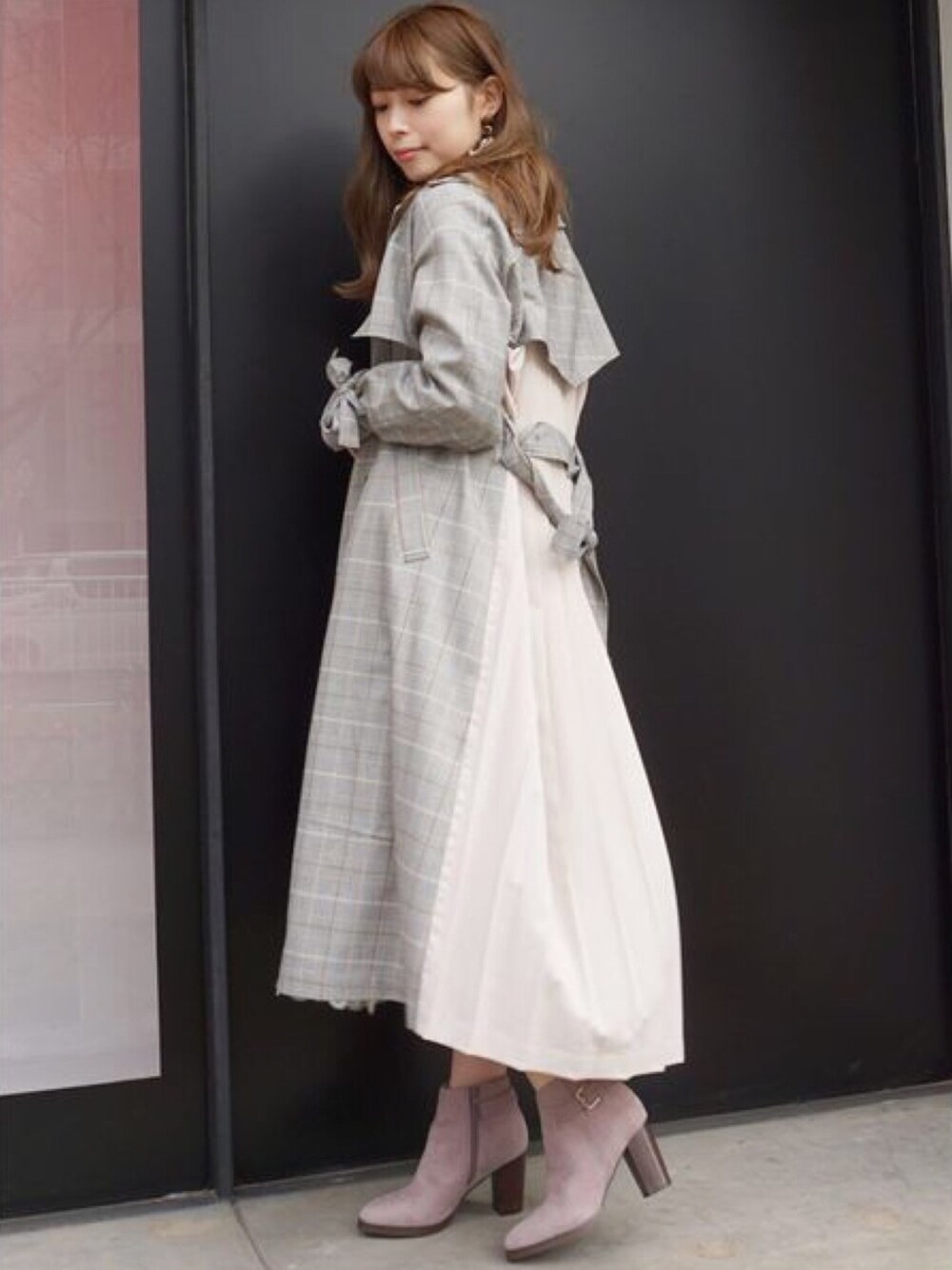 「トレンチコート、チェックコート、春コーデ、カジュアルミックス、MERCURYDUO(MERCURYDUO)、フェミニン×カジュアル、大人フェミニン、ドッキングコート、バックプリーツトレンチコート」｜「MERCURYDUOのチェックブロッキングトレンチコート/スプリングコート/プリーツ（トレンチコート、ブラック系）」を使った、児玉亜由美さん（レディース・160cm）の春コーディネートの1枚目の写真