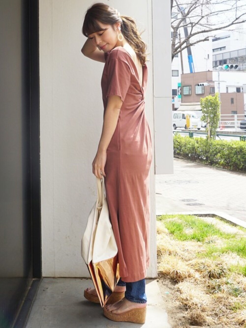 「カジュアルミックス、Tシャツワンピ、デニムコーデ、MERCURYDUO(MERCURYDUO)、バックオープン、カットソーワンピース、バックデザイン、sweetコラボ、紗栄子さんコラボ」｜「MERCURYDUOの【SWEET×MERCURYDUO×紗栄子】バックツイストプリーツ切替カットワンピース（ワンピース、ブラウン系）」を使った、児玉亜由美さん（レディース・160cm）の春コーディネートの1枚目の写真