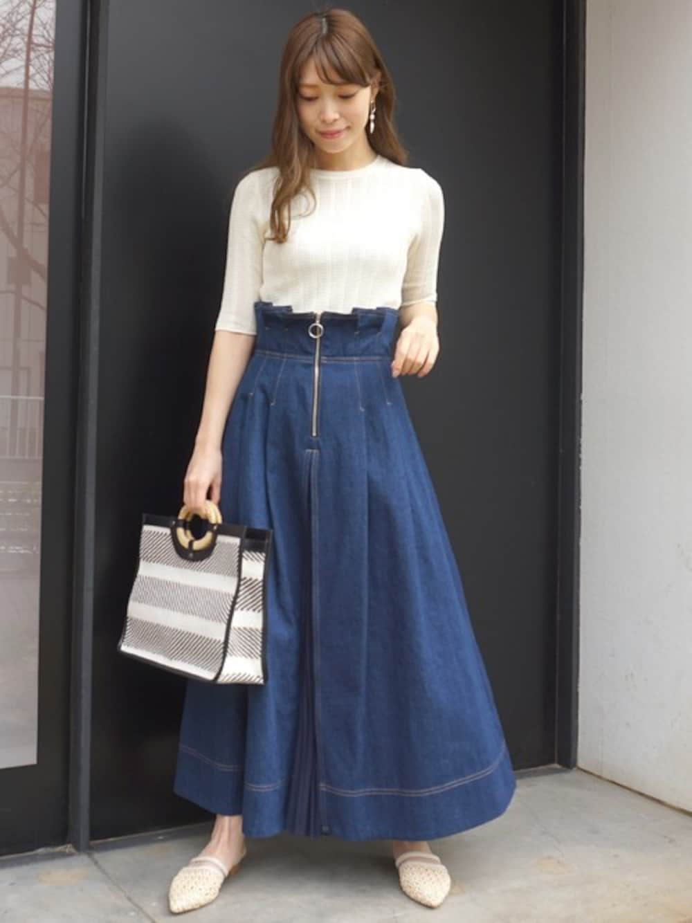 「デニムスカート、大人カジュアル、プリーツスカート、かごバッグ、カジュアルミックス、MERCURYDUO(MERCURYDUO)、ペタンコサンダル、ハイウエストスカート」｜「MERCURYDUOの透かし編コンパクトニット（ニット/セーター、ホワイト系）」を使った、児玉亜由美さん（レディース・160cm）の春コーディネートの1枚目の写真