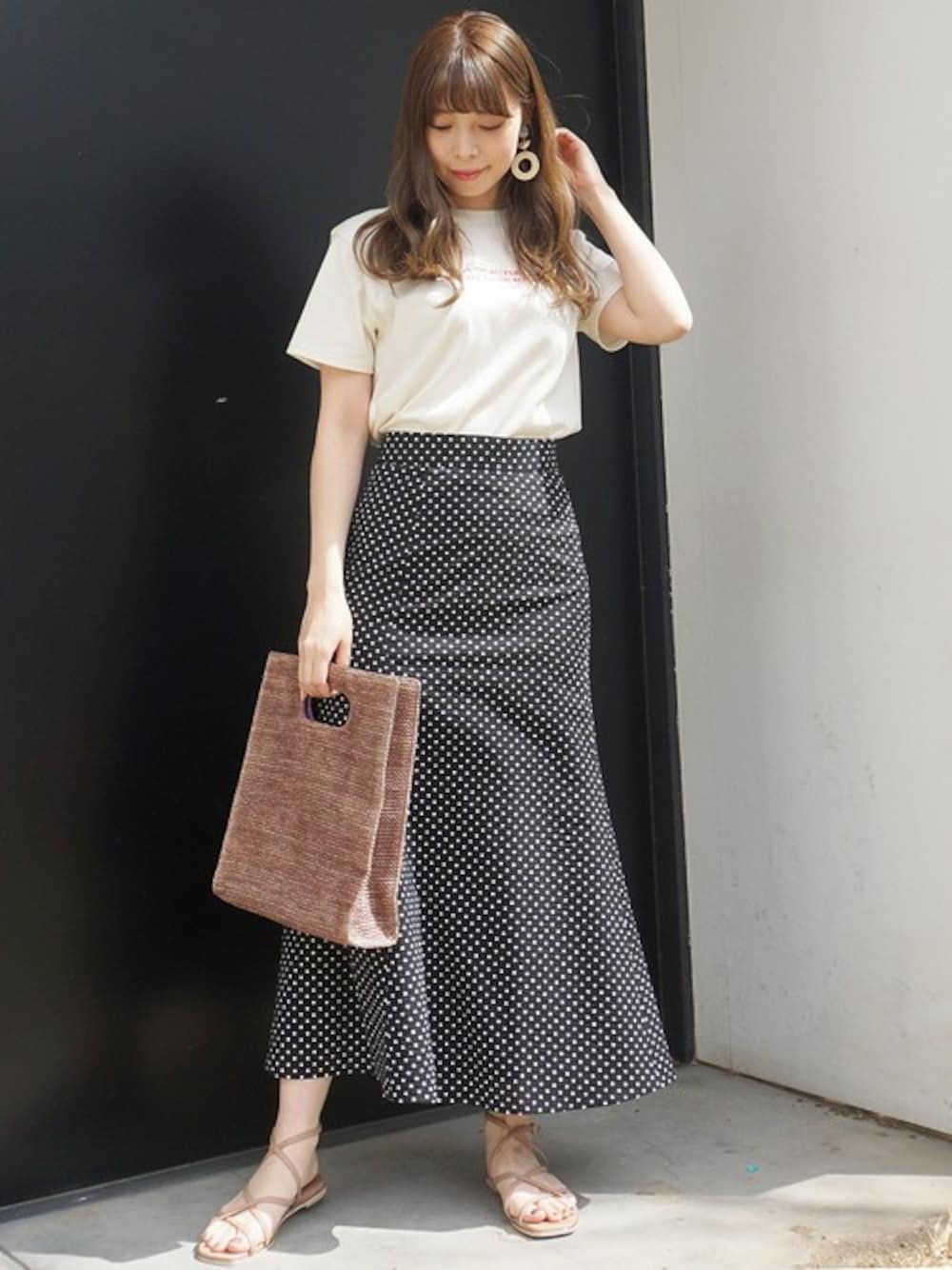 「Tシャツ、大人カジュアル、マーメイドスカート、かごバッグ、カジュアルミックス、MERCURYDUO(MERCURYDUO)、ペタンコサンダル、ドットスカート、フェミニン×カジュアル、韓国ファッション」｜「MERCURYDUOの【SWEET×MERCURYDUO×紗栄子】シンプルロゴＴシャツ（Tシャツ/カットソー、ホワイト系）」を使った、児玉亜由美さん（レディース・160cm）の春コーディネートの1枚目の写真