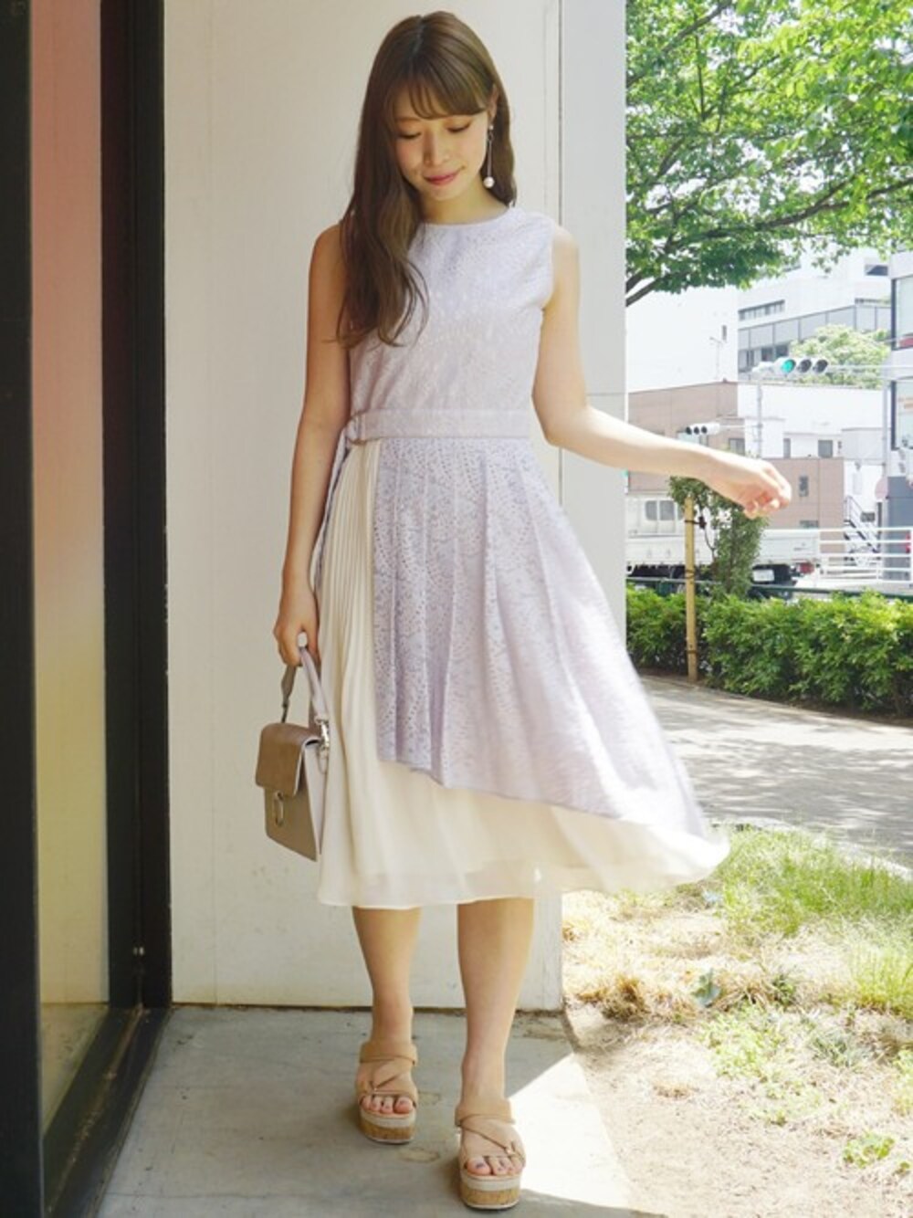 「きれいめスタイル、パーティースタイル、結婚式、オケージョン、結婚式二次会スタイル、レースワンピース、お呼ばれスタイル、MERCURYDUO(MERCURYDUO)、プリーツワンピース、異素材ワンピース」｜「MERCURYDUOのレース異素材プリーツ切替ワンピース（ドレス、パープル系）」を使った、児玉亜由美さん（レディース・160cm）の春コーディネートの1枚目の写真