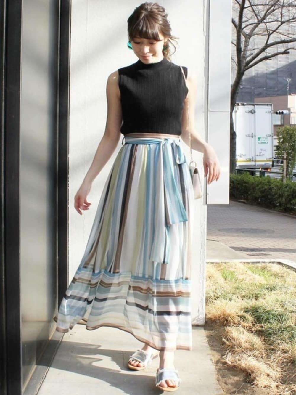 「きれいめスタイル、カラースカート、大人カジュアル、ロングスカート、サマーニット、リゾートスタイル、MERCURYDUO(MERCURYDUO)、ペタンコサンダル、大人フェミニン、マルチストライプ」｜「MERCURYDUOのマルチストライプマキシスカート（スカート、ブルー系）」を使った、児玉亜由美さん（レディース・160cm）の春コーディネートの1枚目の写真