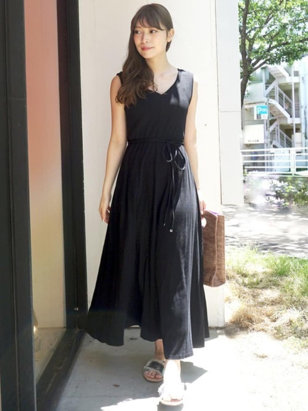 「ニットワンピース、大人カジュアル、カジュアルミックス、リゾートスタイル、MERCURYDUO(MERCURYDUO)、ゆるコーデ、フレアワンピース、ペタンコサンダル」｜「MERCURYDUOのテレコマキシワンピース（ワンピース、ブラック系）」を使った、児玉亜由美さん（レディース・160cm）の春コーディネートの1枚目の写真