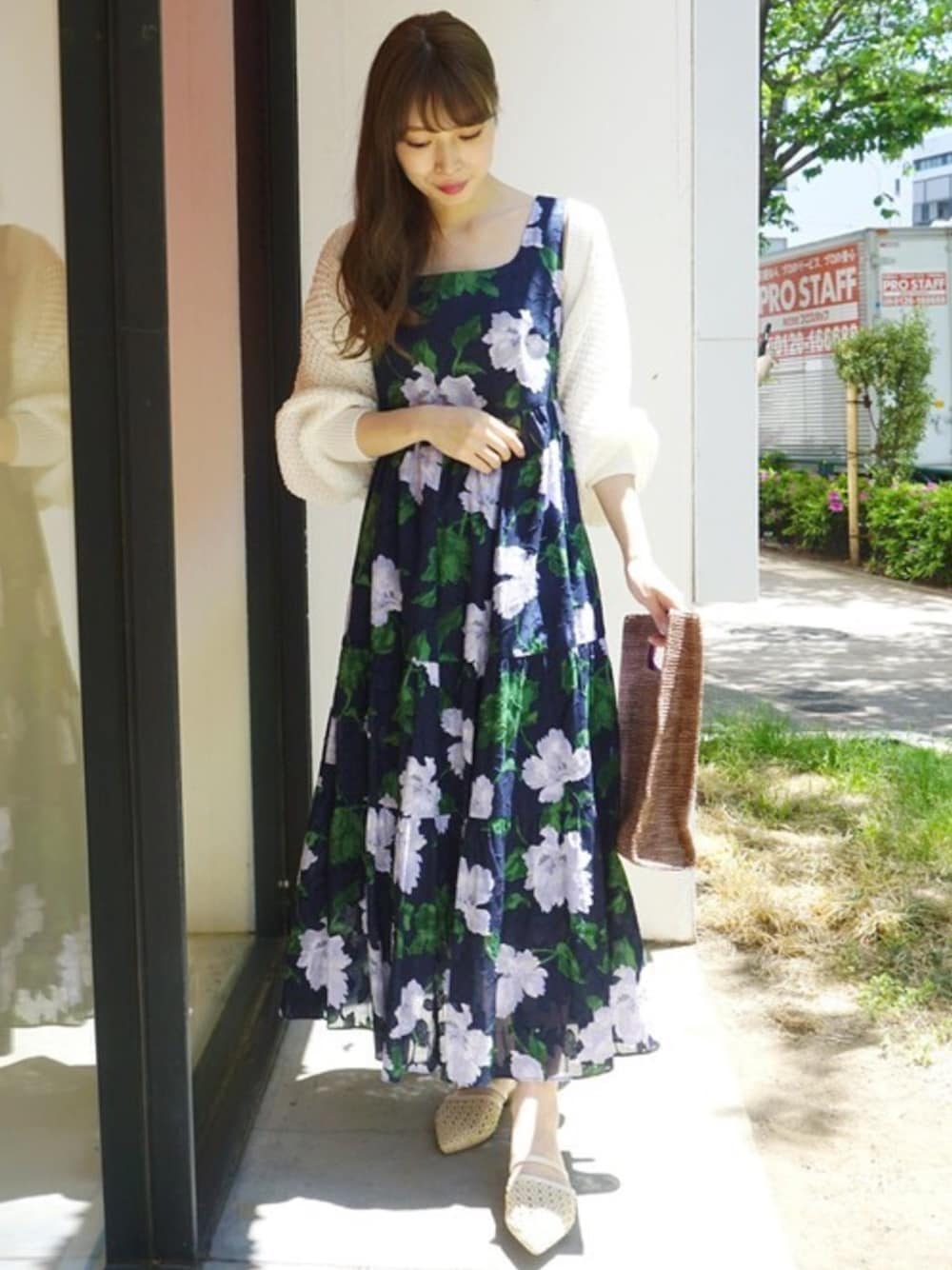 「カーディガン、マキシワンピース、バックリボン、ニットガウン、ロングワンピース、花柄ワンピース、リゾートスタイル、MERCURYDUO(MERCURYDUO)、ティアードワンピース」｜「MERCURYDUOのバックリボンショートカーディガン（カーディガン/ボレロ、ホワイト系）」を使った、児玉亜由美さん（レディース・160cm）の春コーディネートの1枚目の写真