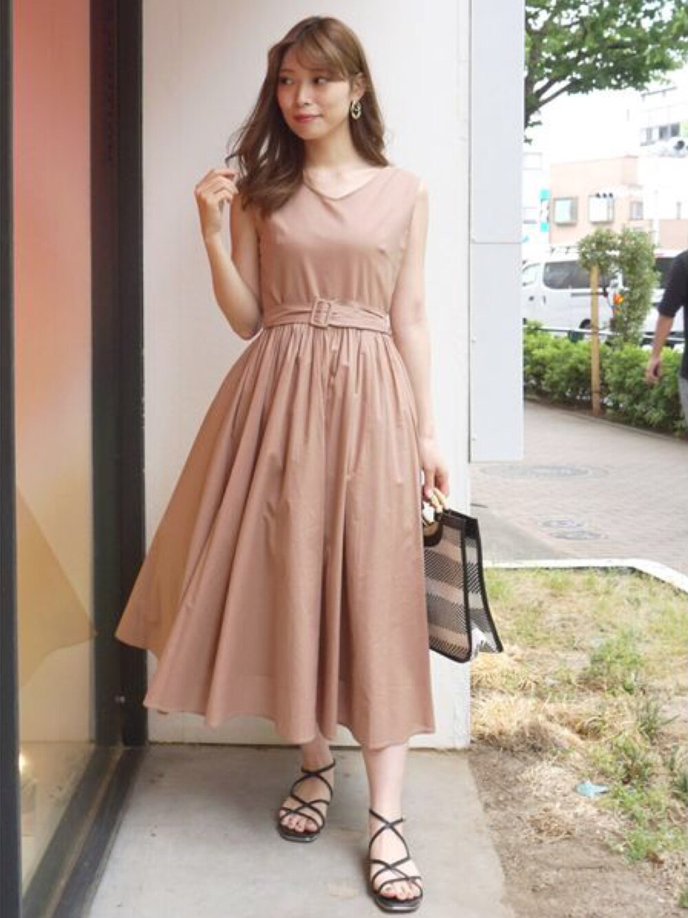 「バックリボン、バックシャン、きれいめカジュアル、ベージュコーデ、かごバッグ、MERCURYDUO(MERCURYDUO)、ペタンコサンダル、ベージュワンピ、ボイルワンピース」｜「MERCURYDUOのバックデザインボイルワンピース（ワンピース、ベージュ系）」を使った、児玉亜由美さん（レディース・160cm）の夏コーディネートの1枚目の写真