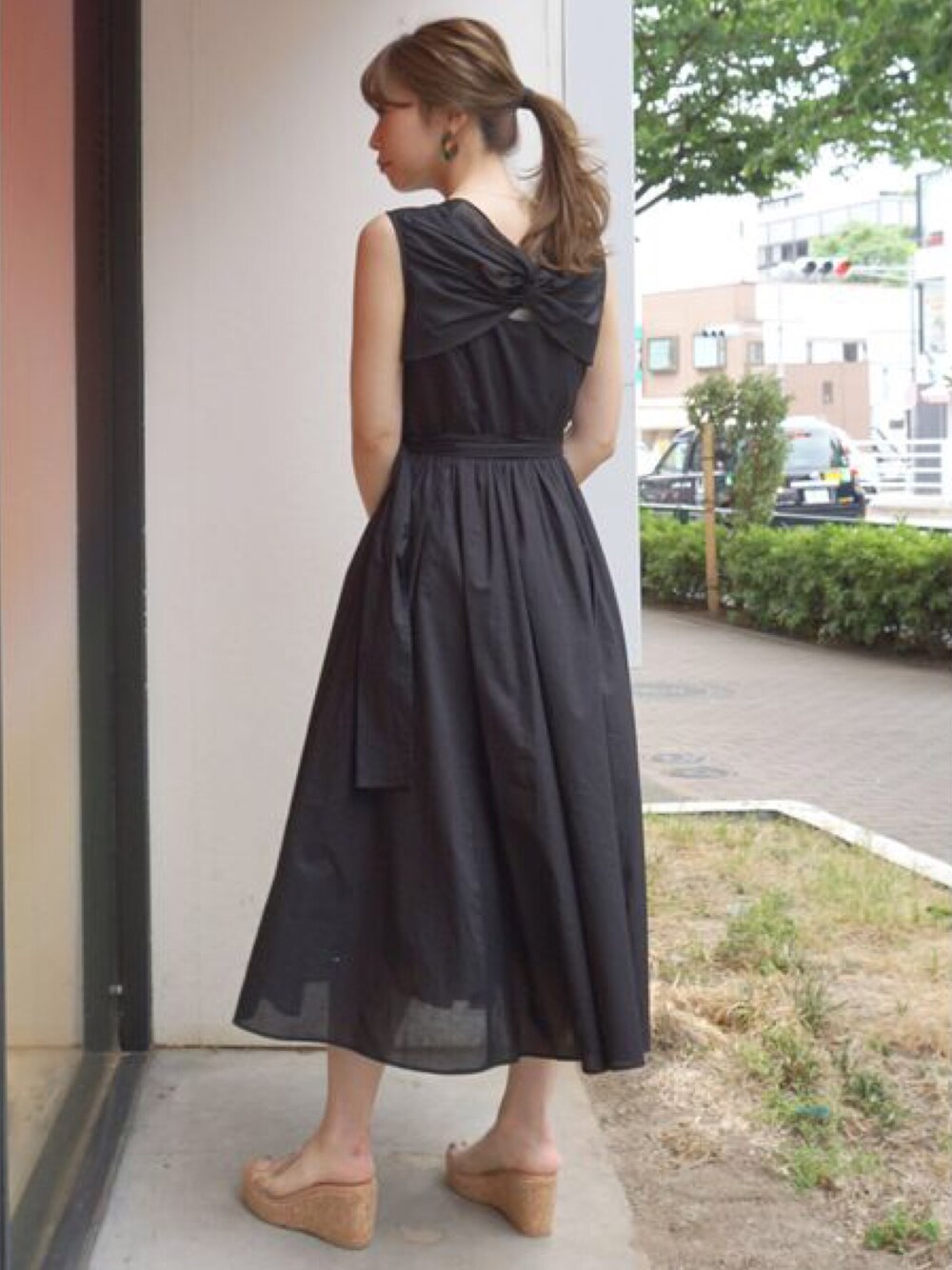 「ワンピース、ブラックコーデ、大人カジュアル、バックリボン、バックシャン、ロングワンピース、MERCURYDUO(MERCURYDUO)、バックオープン、クリアサンダル、クリアピアス」｜「MERCURYDUOのバックデザインボイルワンピース（ワンピース、ブラック系）」を使った、児玉亜由美さん（レディース・160cm）の夏コーディネートの1枚目の写真