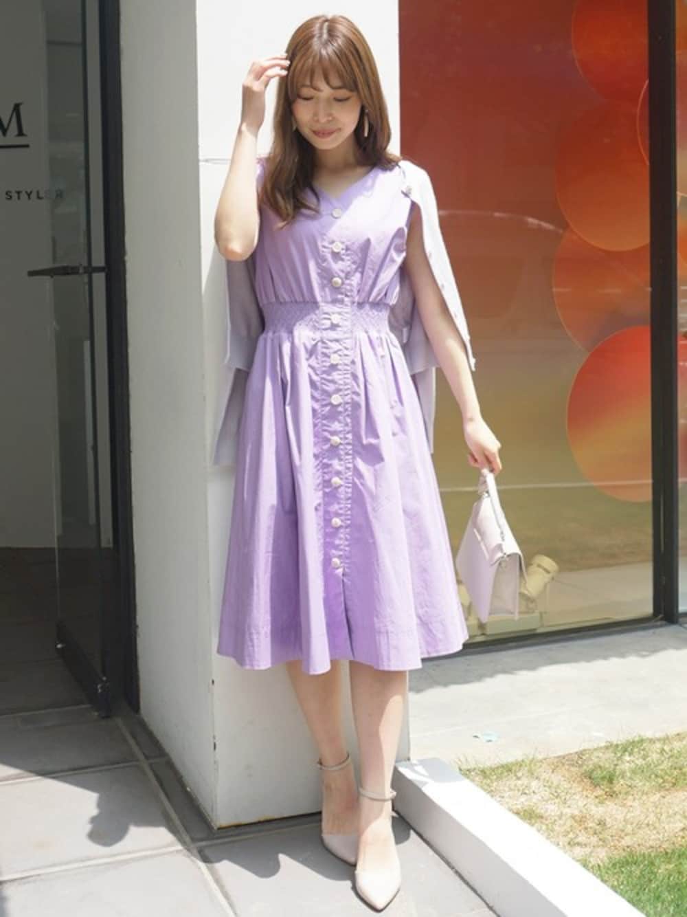 「カーディガン、ワンピース、ラベンダー、シャツワンピ、オンオフ兼用、通勤コーデ、ノースリーブワンピース、MERCURYDUO(MERCURYDUO)、大人フェミニン、膝丈ワンピース」｜「MERCURYDUOのビジューボタンBASICカーディガン（カーディガン/ボレロ、ブルー系）」を使った、児玉亜由美さん（レディース・160cm）の夏コーディネートの1枚目の写真