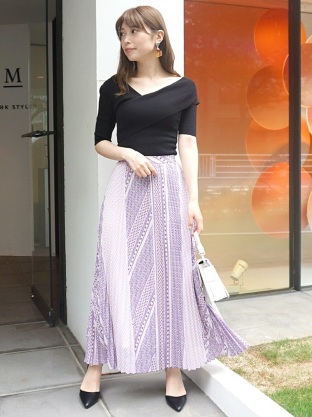 「ブラック、ロングスカート、ラベンダー、プリーツスカート、ペイズリー、コンパクトトップス、MERCURYDUO(MERCURYDUO)、小紋柄、大人フェミニン、クロスニット」｜「MERCURYDUOの小紋柄ペイズリープリーツスカート（スカート、パープル系）」を使った、児玉亜由美さん（レディース・160cm）の夏コーディネートの1枚目の写真