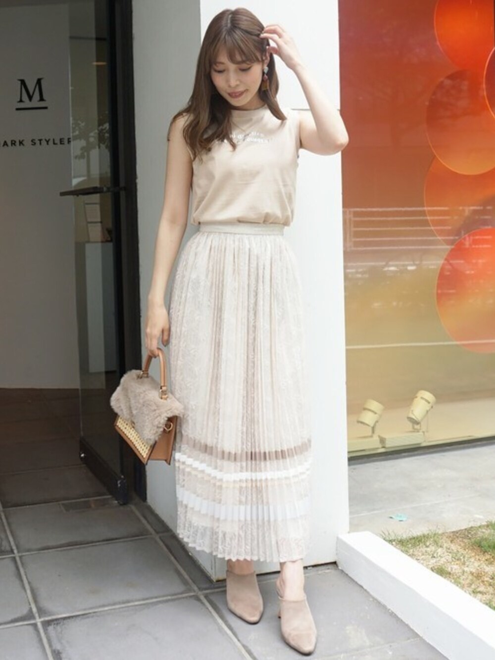 「ベージュ、Tシャツ、マキシスカート、ロングスカート、プリーツスカート、レーススカート、カジュアルミックス、ノースリーブ、MERCURYDUO(MERCURYDUO)、夏秋ミックス」｜「MERCURYDUOのメタリックロゴTシャツ（Tシャツ/カットソー、ベージュ系）」を使った、児玉亜由美さん（レディース・160cm）の夏コーディネートの1枚目の写真