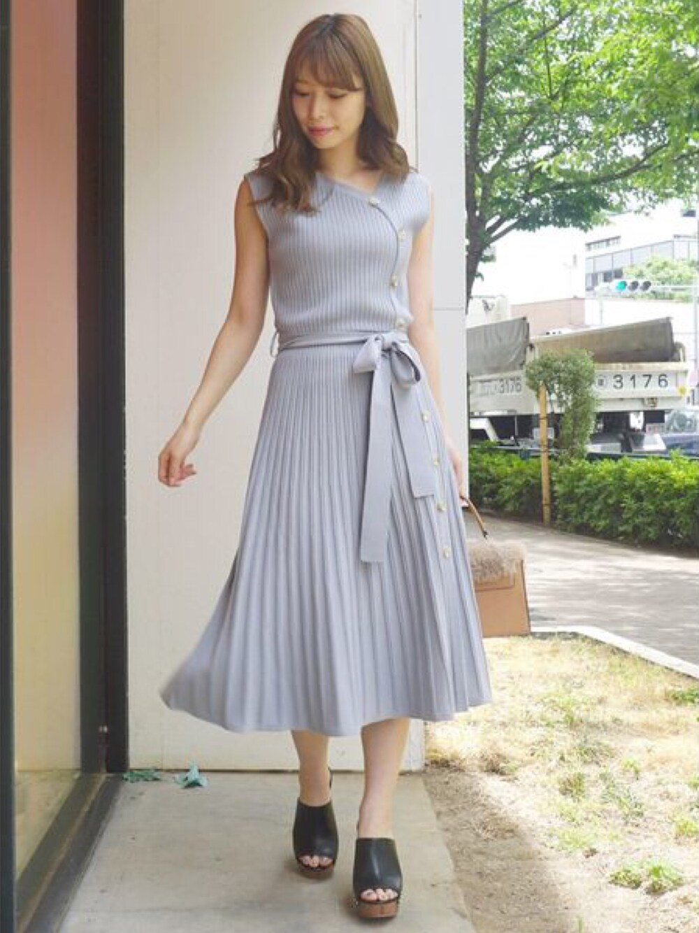「ワンピース、ニットワンピース、アイスブルー、ロングワンピース、かごバッグ、ノースリーブ、MERCURYDUO(MERCURYDUO)、厚底サンダル、フロントボタン、リブニットパンツ」｜「MERCURYDUOの釦付アシメネックニットワンピース（ワンピース、ブルー系）」を使った、児玉亜由美さん（レディース・160cm）の夏コーディネートの1枚目の写真