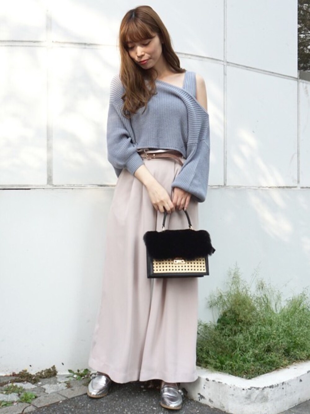 「ニット、ローファー、シルバー、ウエストマーク、ハイウエストパンツ、ファーバッグ、アイスブルー、フレアパンツ、MERCURYDUO(MERCURYDUO)、ニットセット」｜「MERCURYDUOのクロップドニットセット（ニット/セーター、ブルー系）」を使った、児玉亜由美さん（レディース・160cm）の夏コーディネートの1枚目の写真