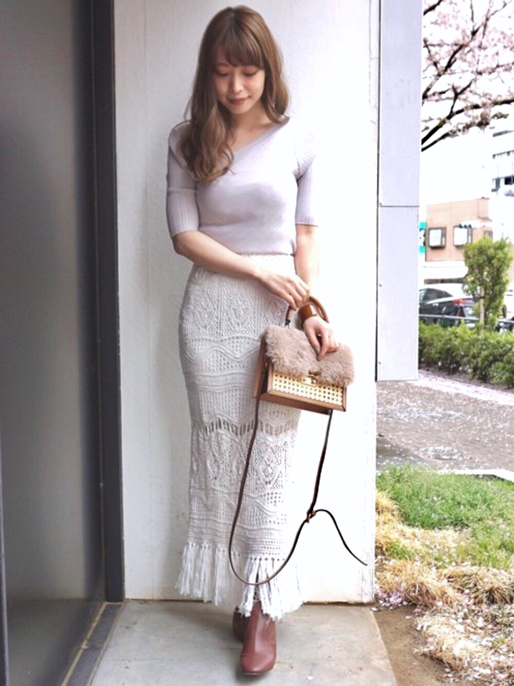 「タイトスカート、ロングスカート、ニットスカート、ファーバッグ、MERCURYDUO(MERCURYDUO)、ワンショルダー、フリンジスカート、アシメネック、夏秋ミックス、クロシェニット」｜「MERCURYDUOのワンショルダーリブニット（ニット/セーター、グレー系）」を使った、児玉亜由美さん（レディース・160cm）の夏コーディネートの1枚目の写真