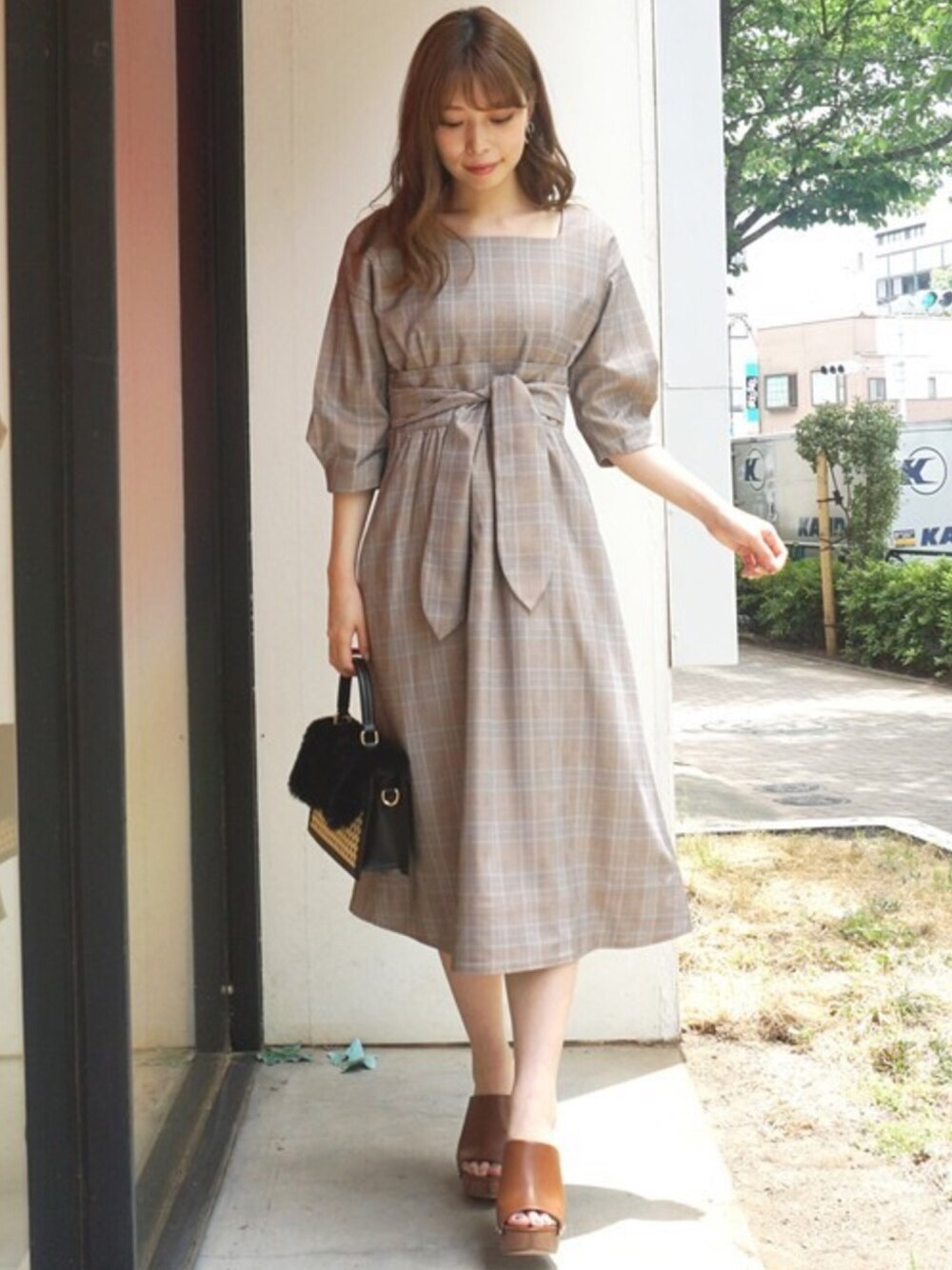 「チェック、ワンピース、ウエストマーク、シャツワンピ、ファーバッグ、ロングワンピース、MERCURYDUO(MERCURYDUO)、厚底サンダル、大人ガーリー、ボリュームスリーブ」｜「MERCURYDUOのウエストマークロングワンピース（ワンピース、その他）」を使った、児玉亜由美さん（レディース・160cm）の秋コーディネートの1枚目の写真