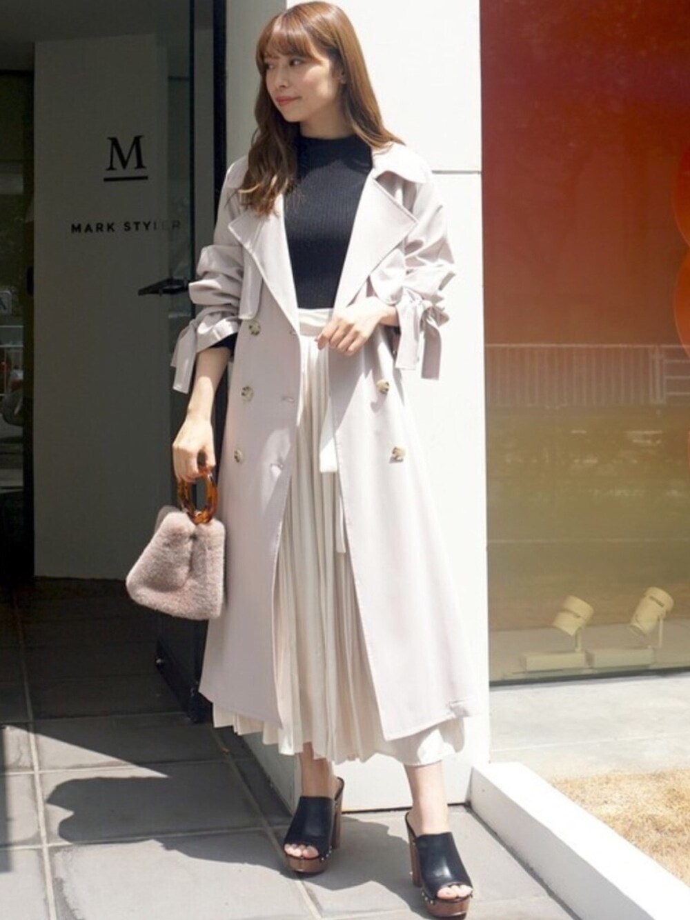 「トレンチコート、ハイネック、ウエストマーク、プリーツスカート、ハイウエストパンツ、ファーバッグ、MERCURYDUO(MERCURYDUO)、厚底サンダル、プリーツパンツ、袖ボリューム」｜「MERCURYDUOのバックフレアトレンチコート（トレンチコート、ピンク系）」を使った、児玉亜由美さん（レディース・160cm）の秋コーディネートの1枚目の写真