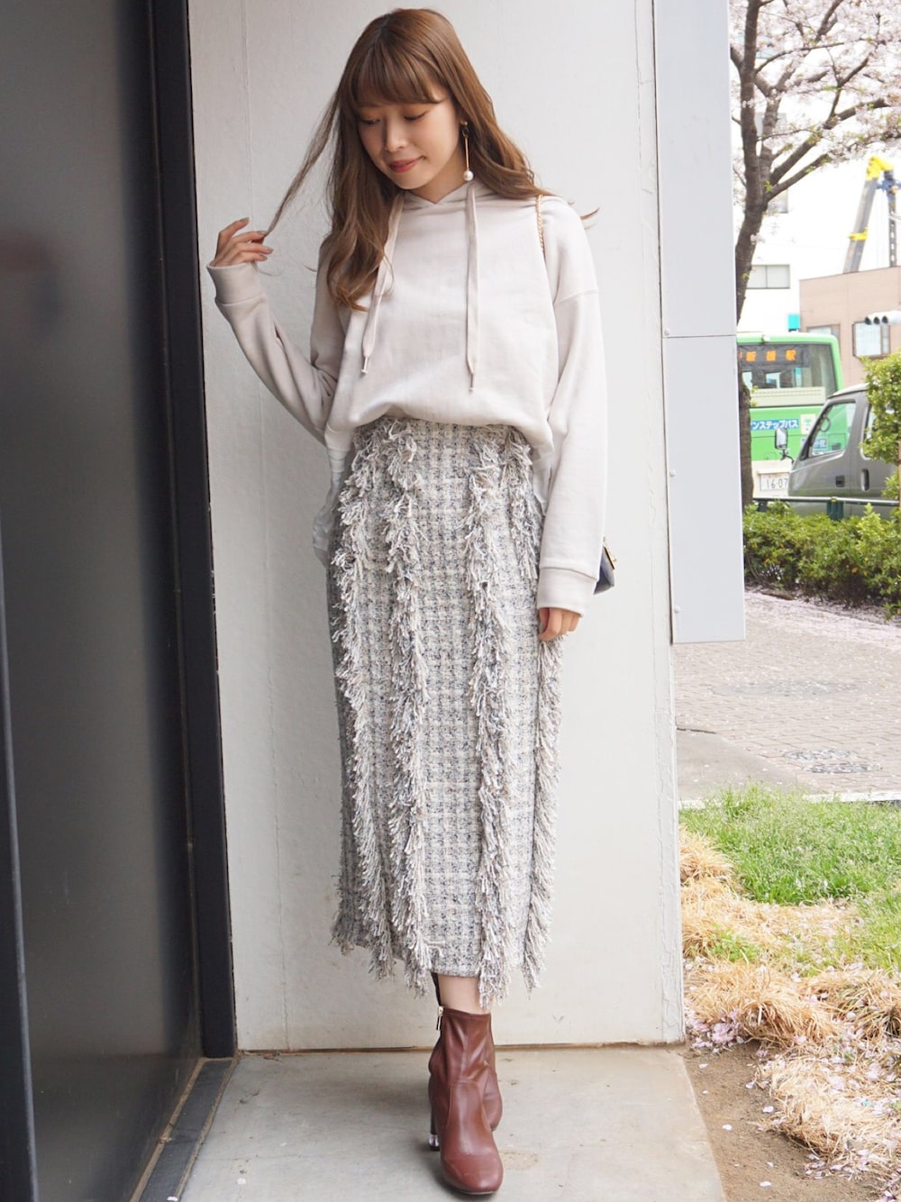 「タイトスカート、スカート、ブーツ、ツイード、ベージュ、パーカー、MERCURYDUO(MERCURYDUO)、パーカーコーデ、フリンジスカート、バックプリーツ」｜「MERCURYDUOのバックプリーツパーカー（パーカー、ベージュ系）」を使った、児玉亜由美さん（レディース・160cm）の秋コーディネートの1枚目の写真